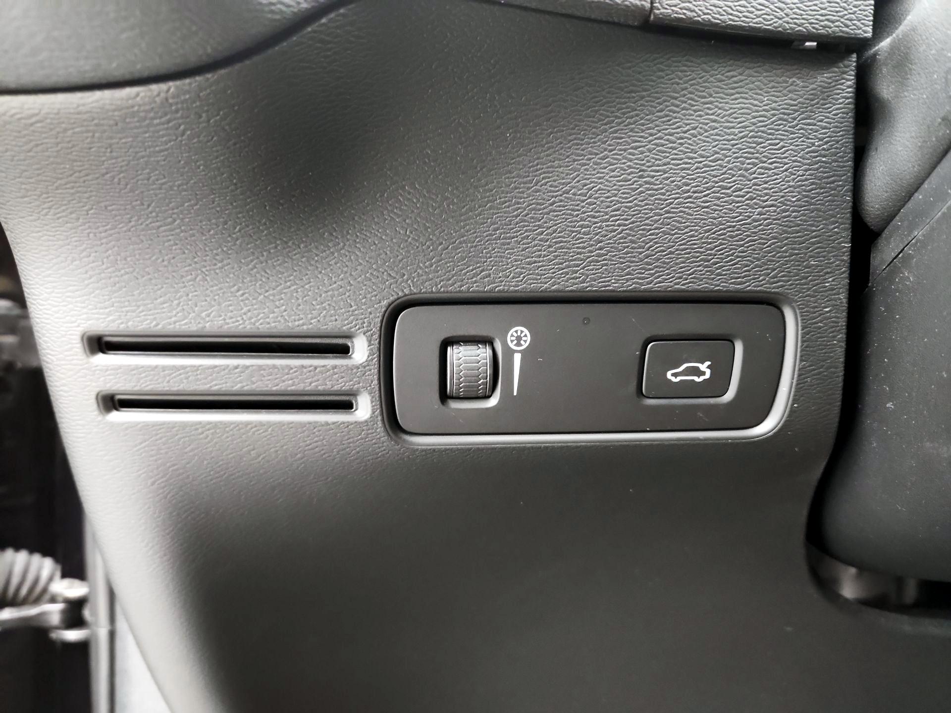 Thumbnail: 2021 Volvo XC40 - 13