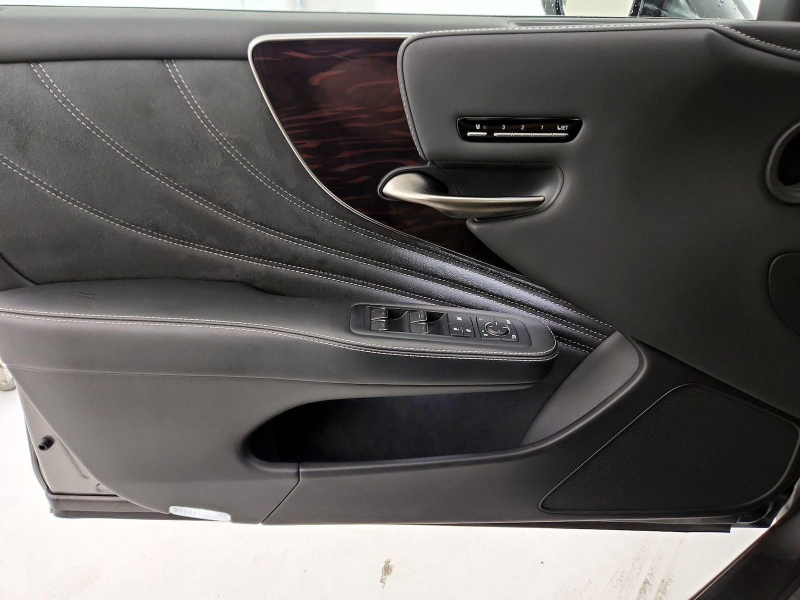 2022 Lexus LS Base - Photo 13