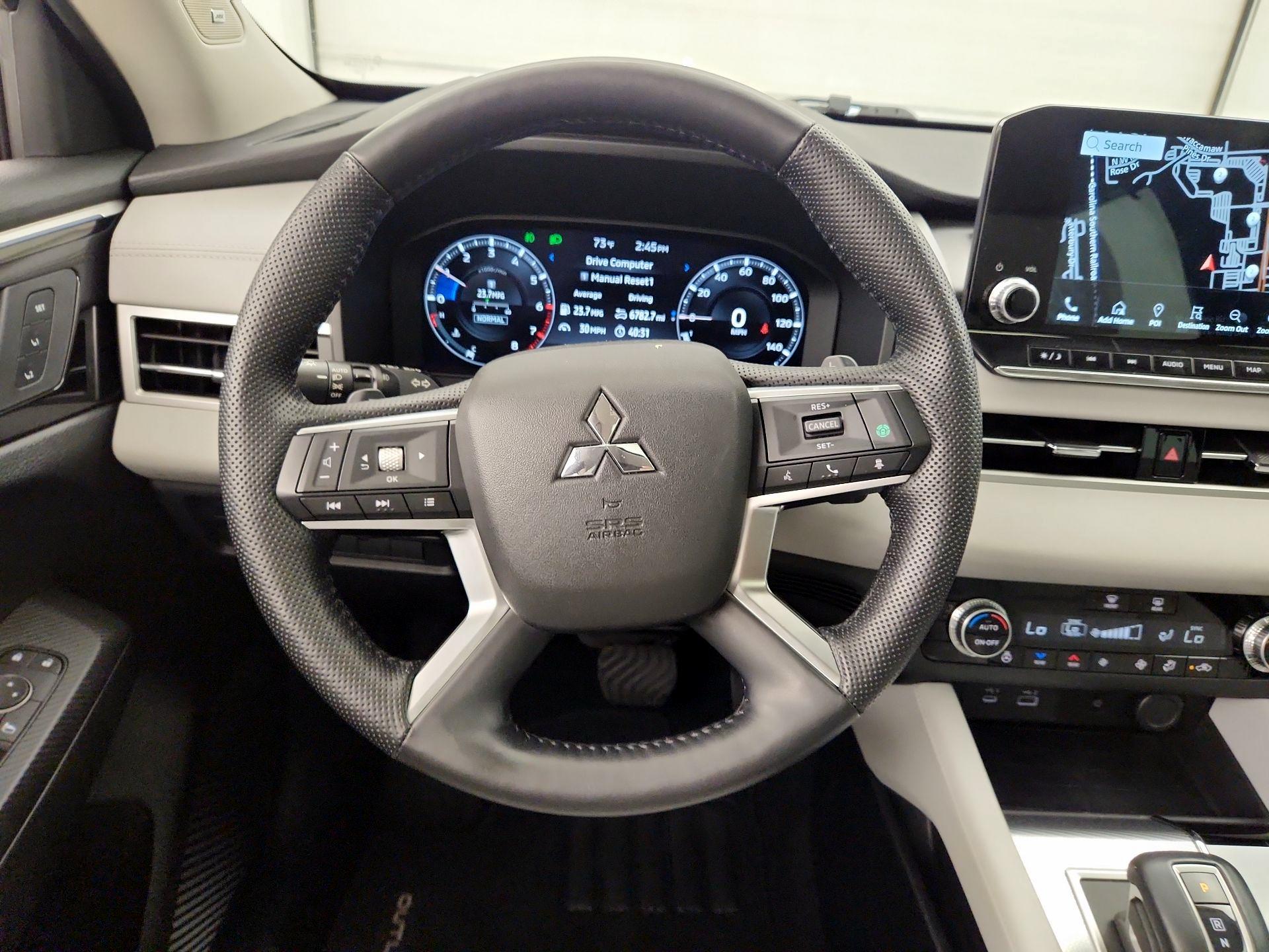 Thumbnail: 2023 Mitsubishi Outlander - 10