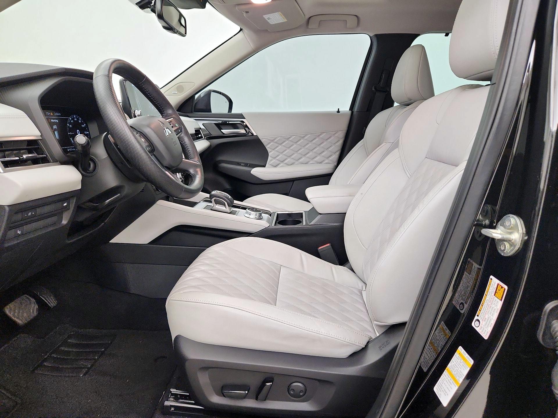 Thumbnail: 2023 Mitsubishi Outlander - 11