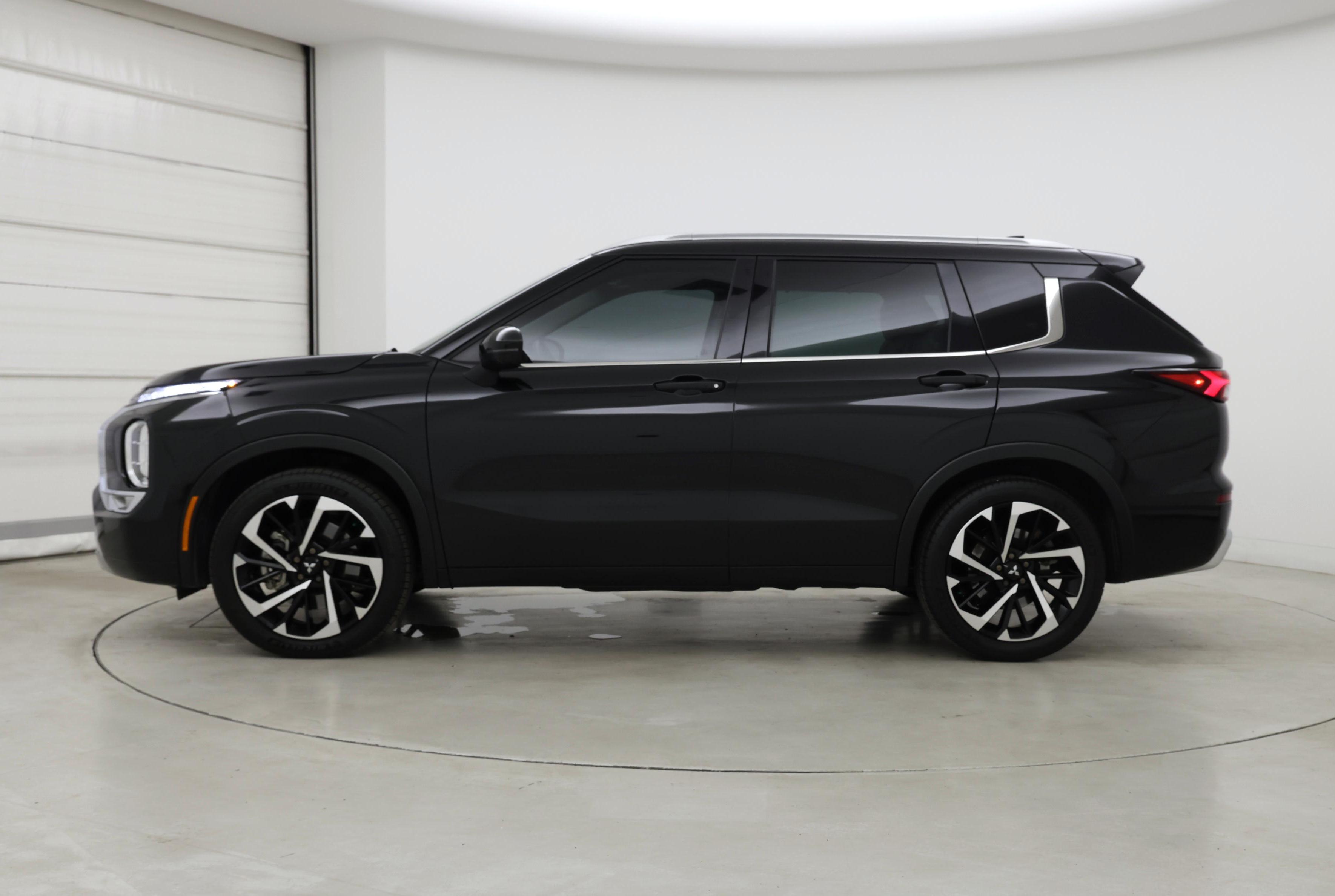 Thumbnail: 2023 Mitsubishi Outlander - 3