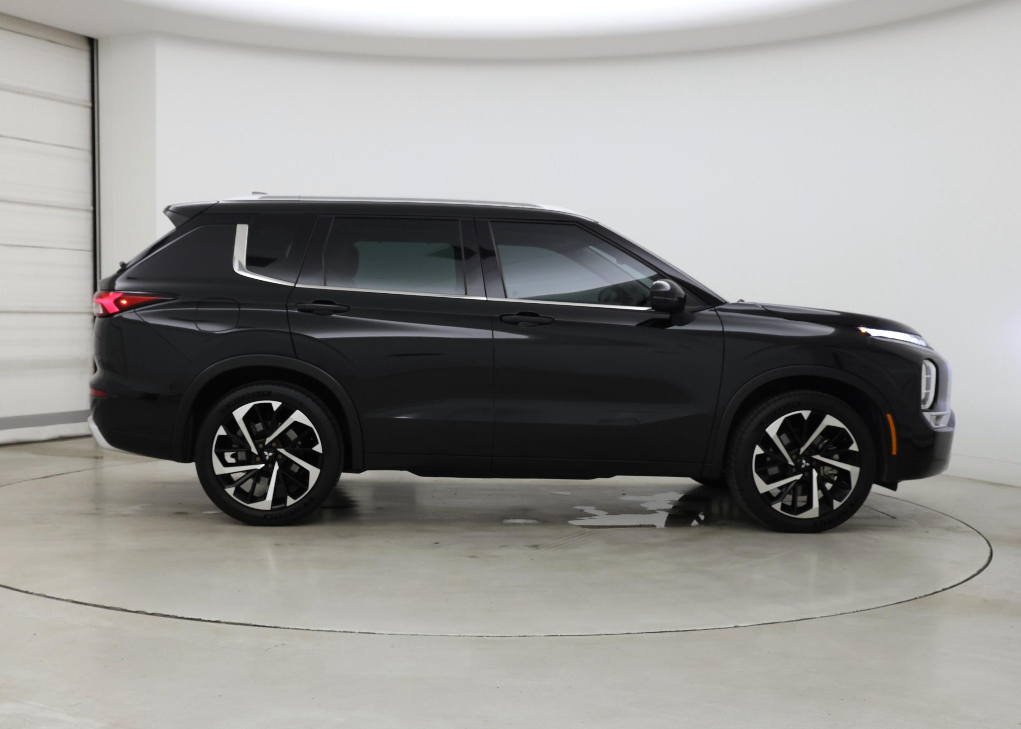 Thumbnail: 2023 Mitsubishi Outlander - 7