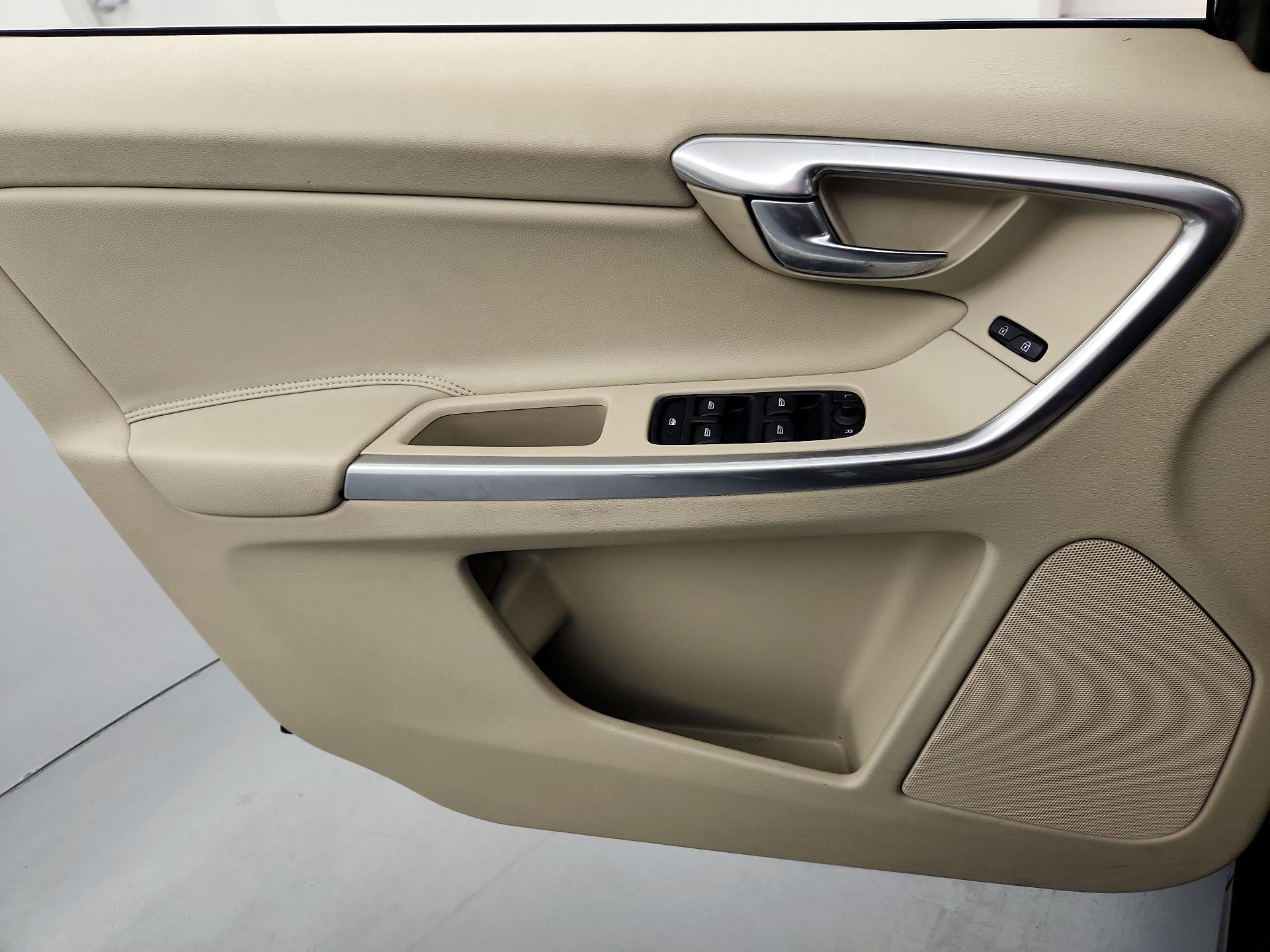 Thumbnail: 2016 Volvo XC60 - 12