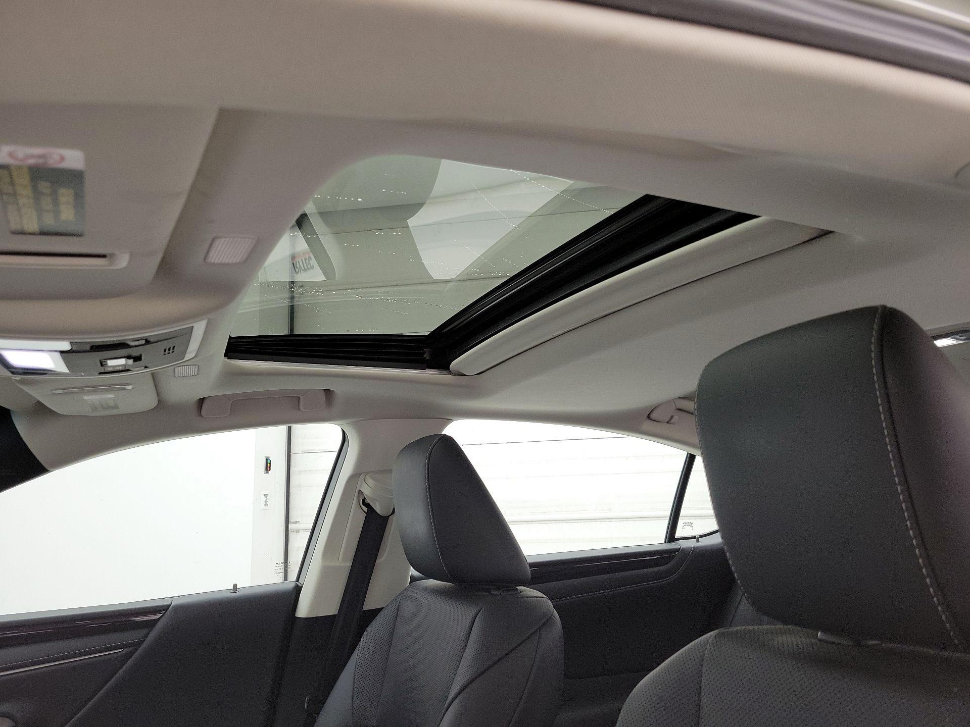 Thumbnail: 2019 Lexus ES - 19