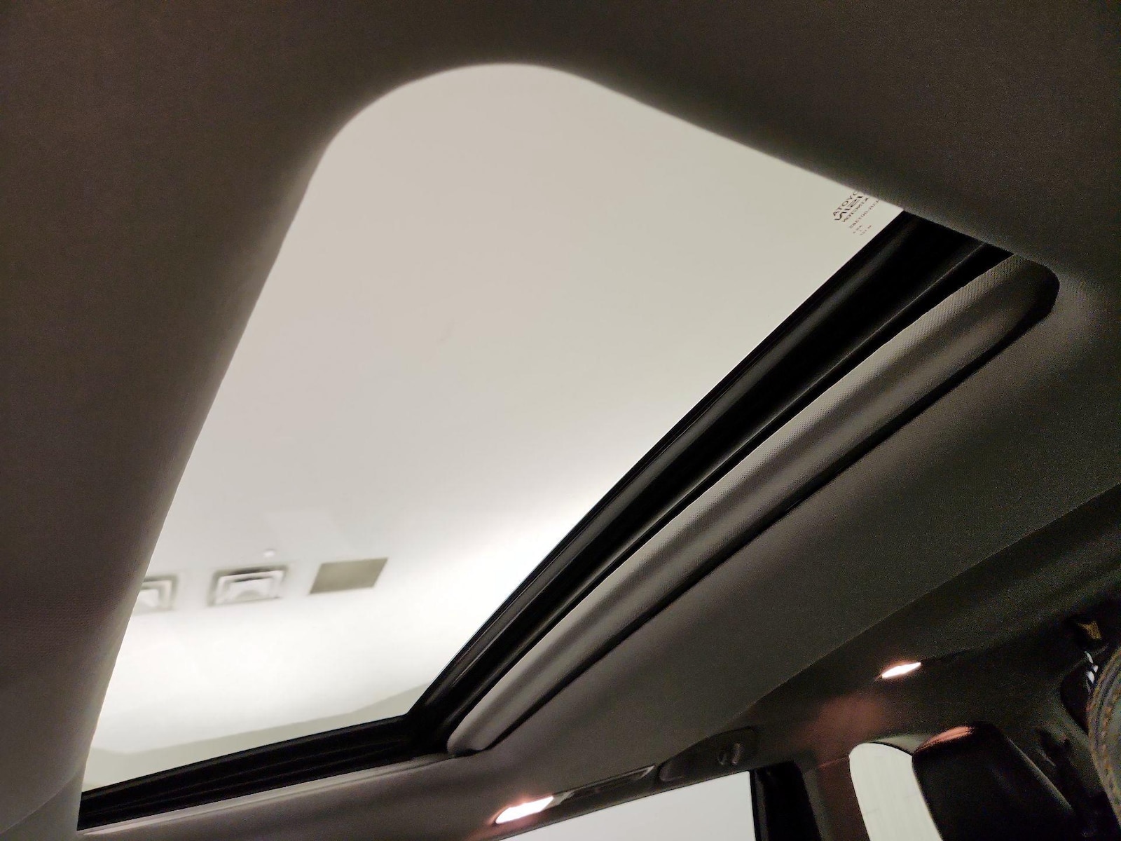 Sunroof(s) & Overhead Airbags