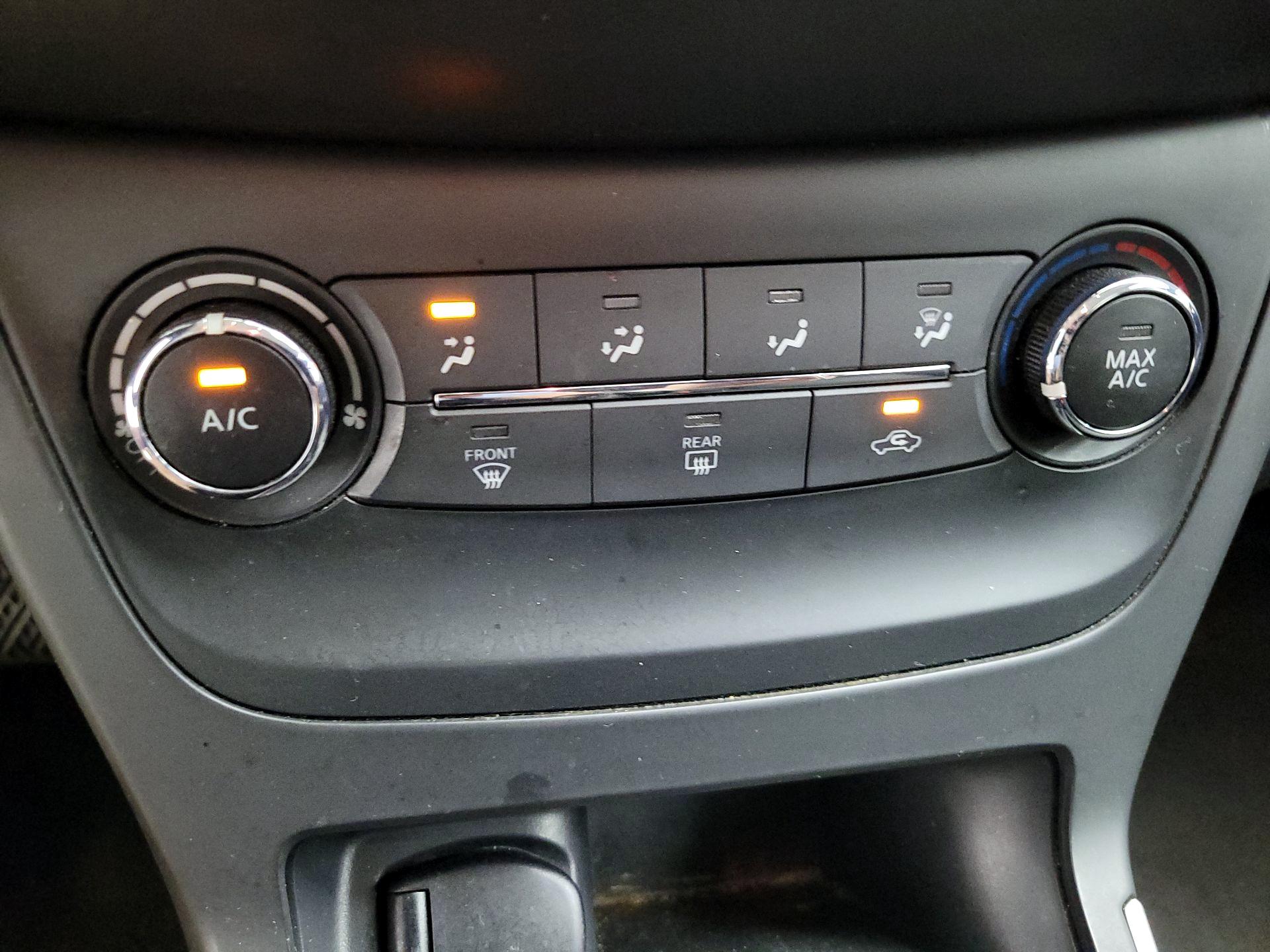 Thumbnail: 2016 Nissan Sentra - 15