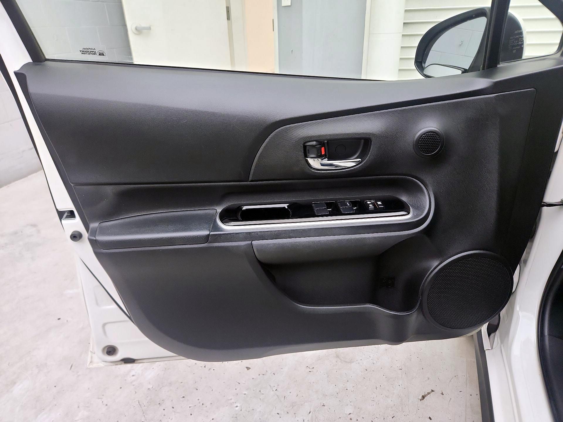 Thumbnail: 2018 Toyota Prius c - 12