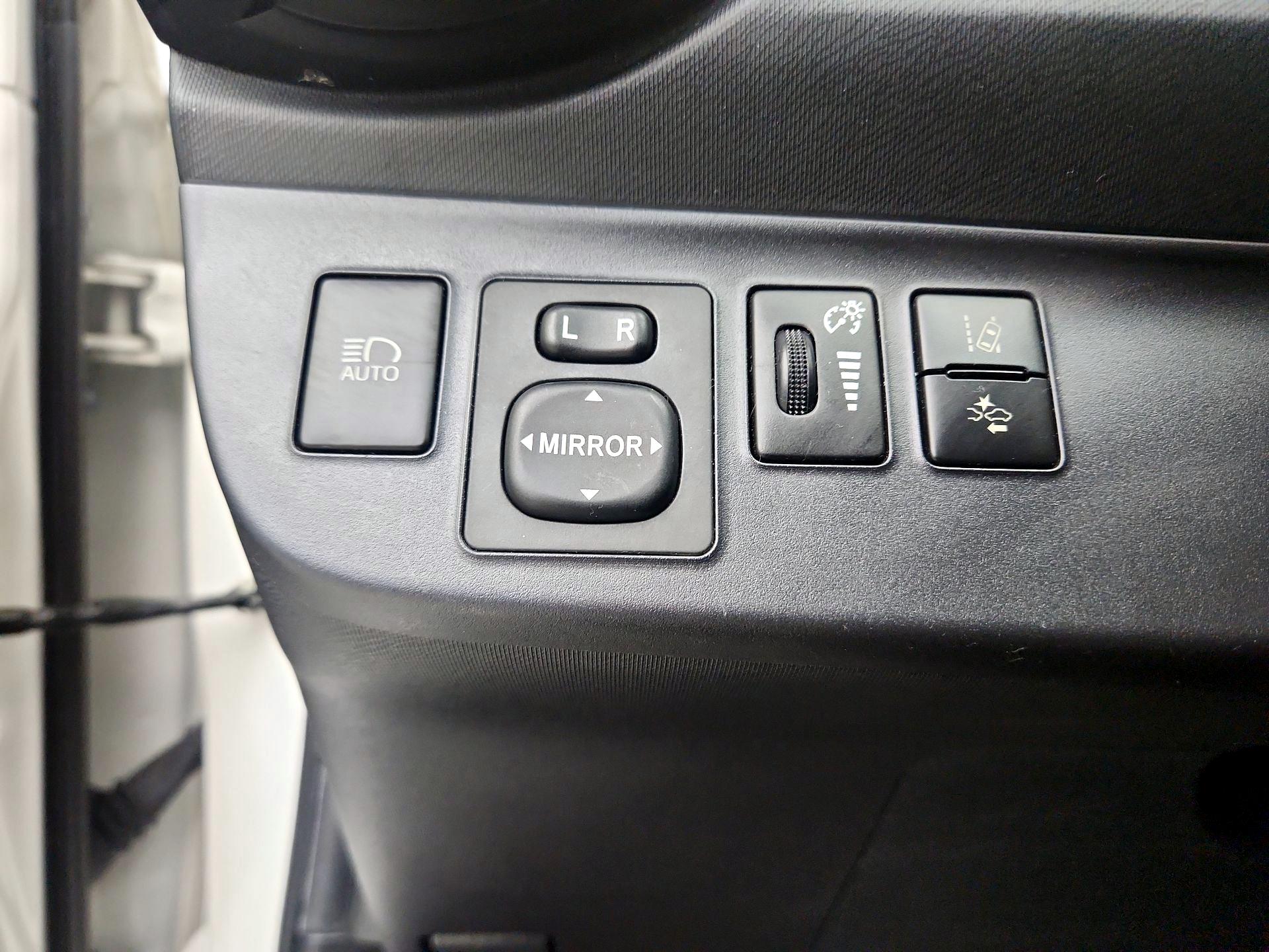 Thumbnail: 2018 Toyota Prius c - 13