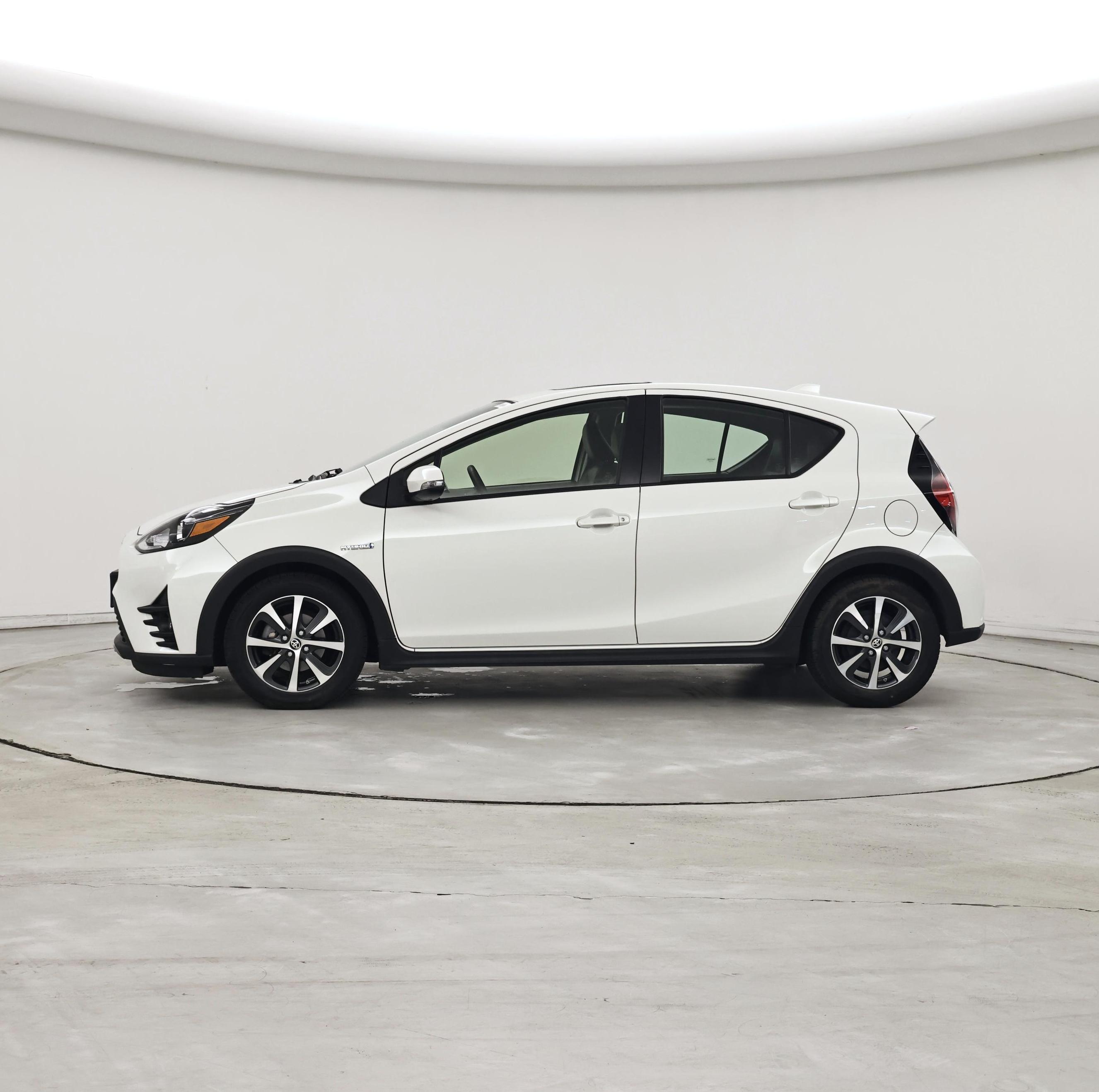 Thumbnail: 2018 Toyota Prius c - 3