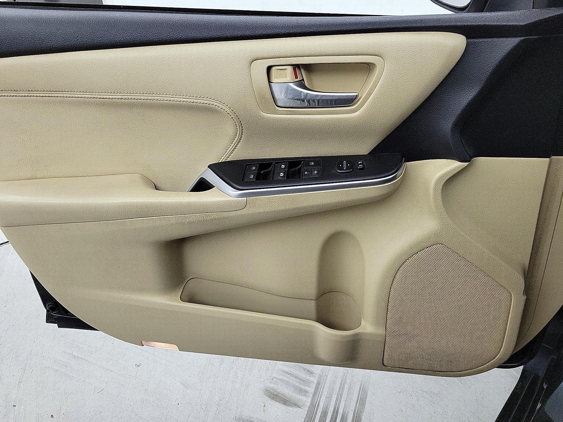Thumbnail: 2015 Toyota Camry - 12