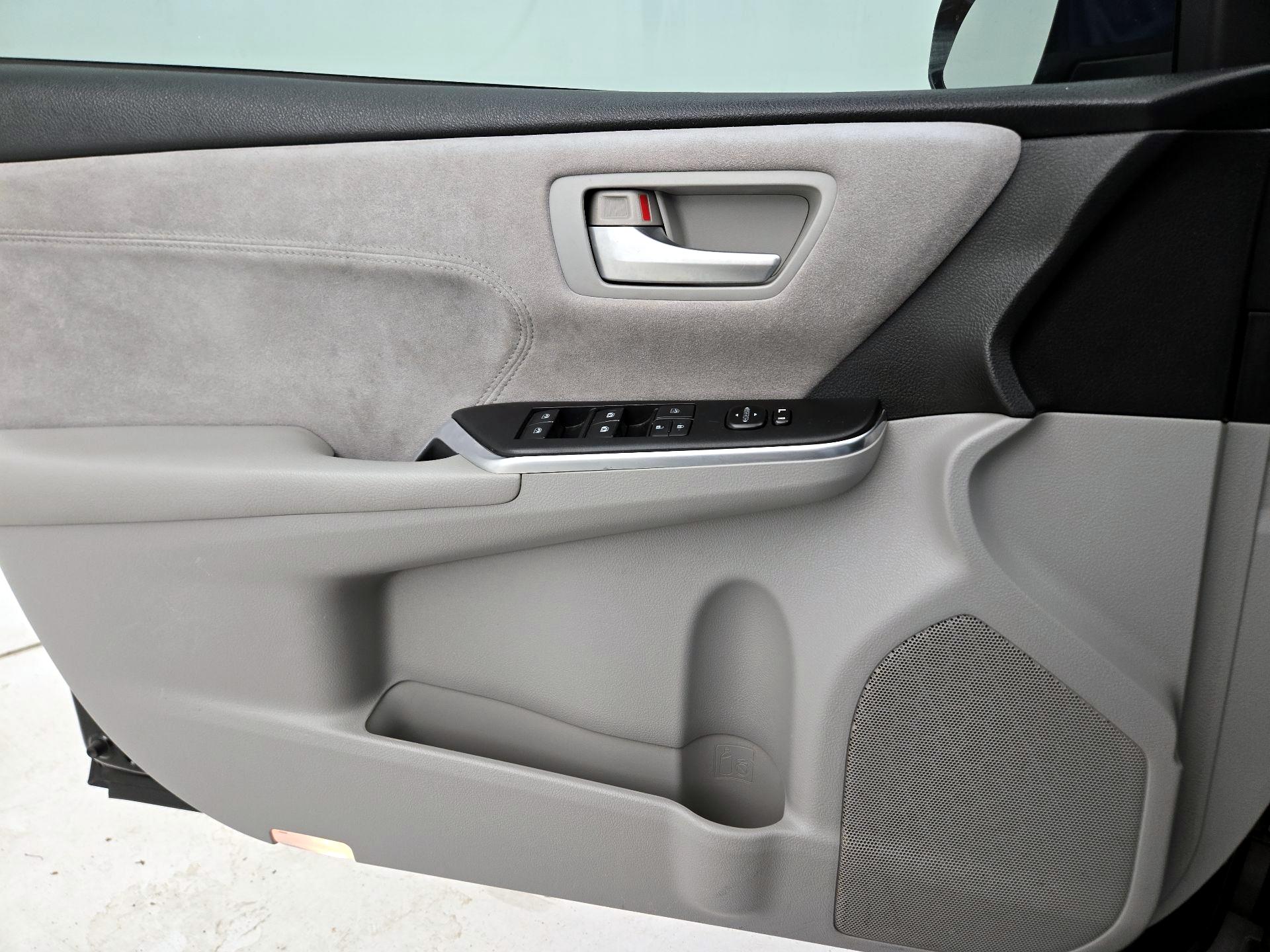 Thumbnail: 2016 Toyota Camry - 12