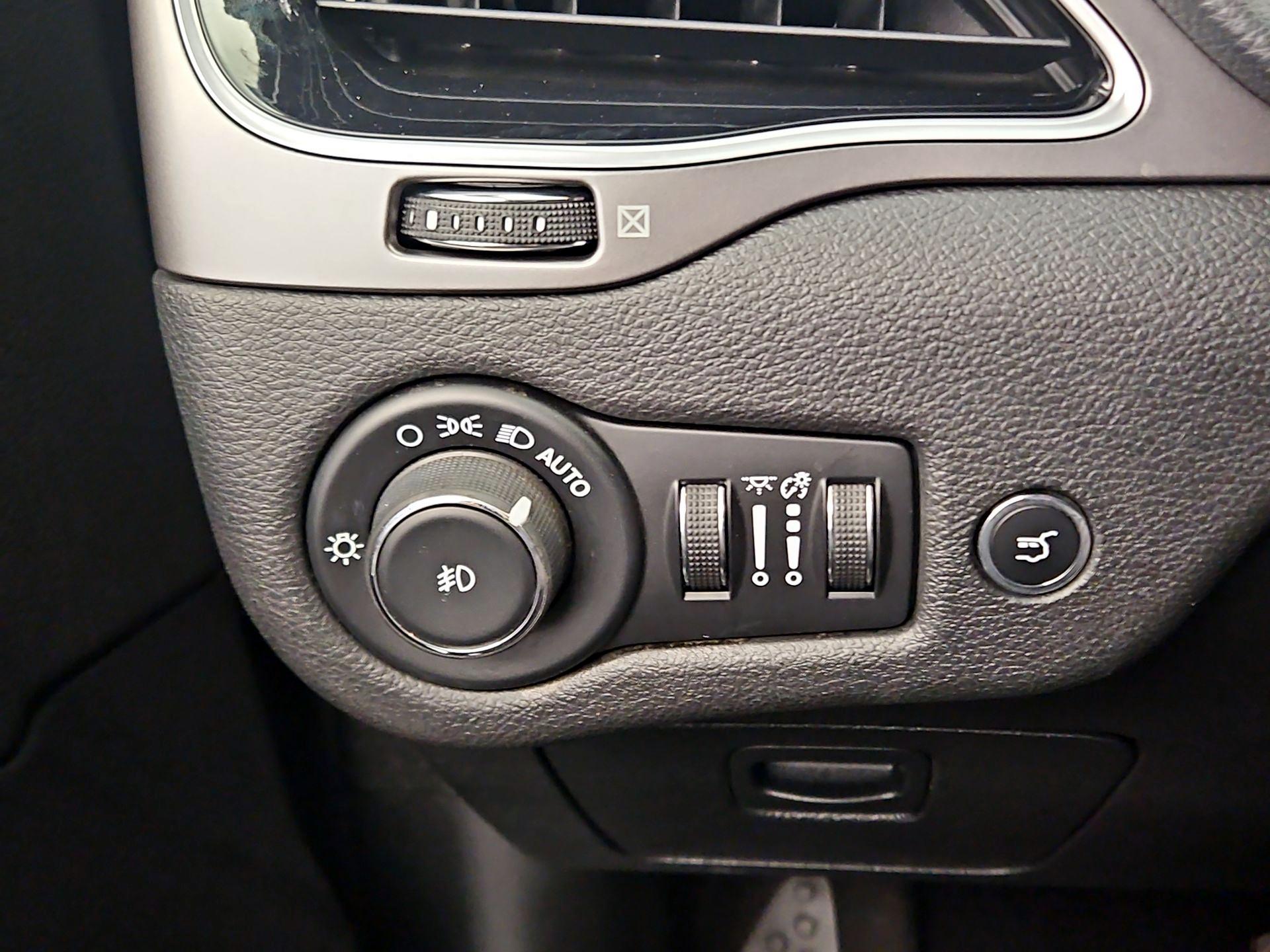 Thumbnail: 2019 Jeep Cherokee - 13