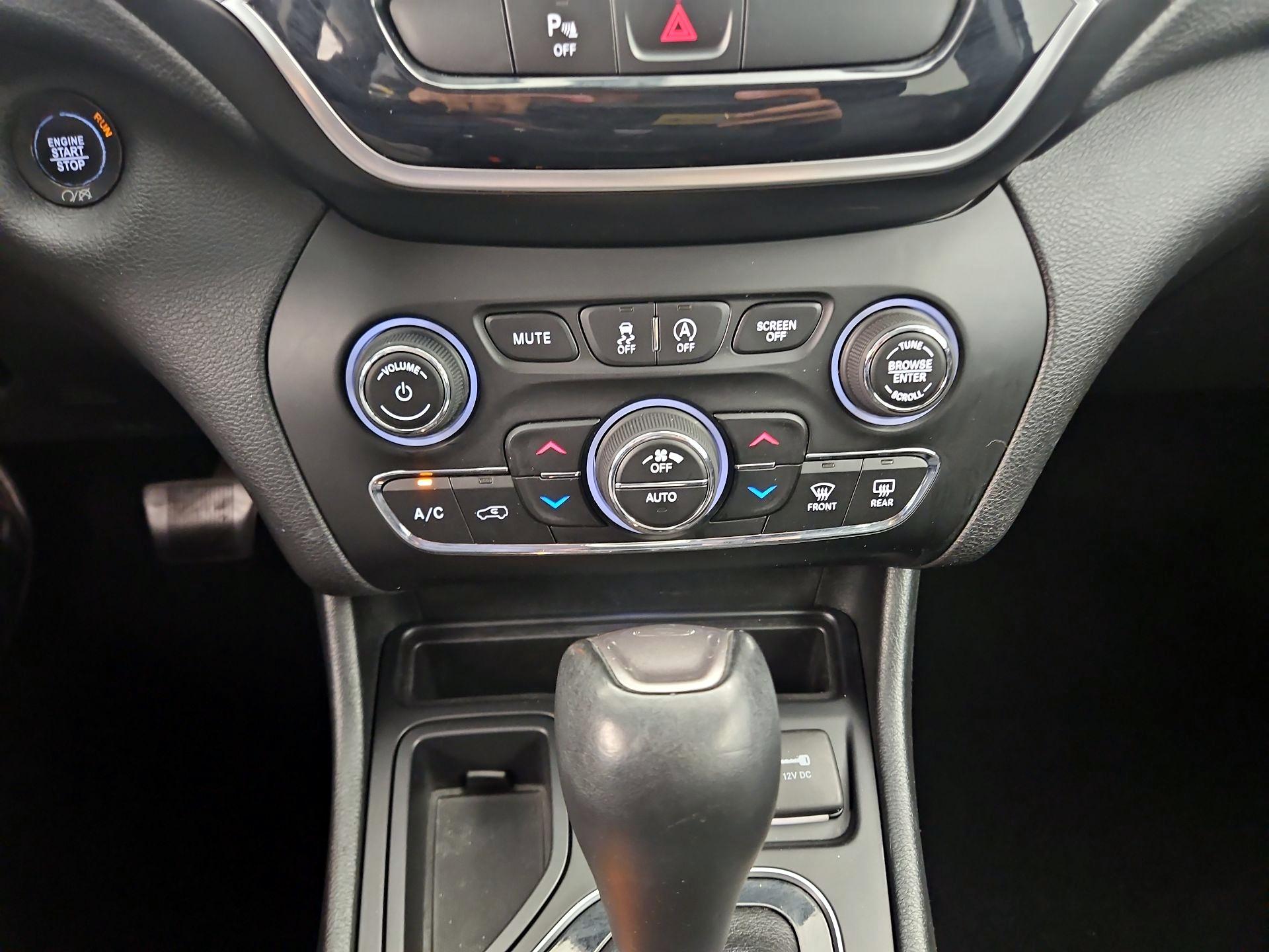 Thumbnail: 2019 Jeep Cherokee - 16