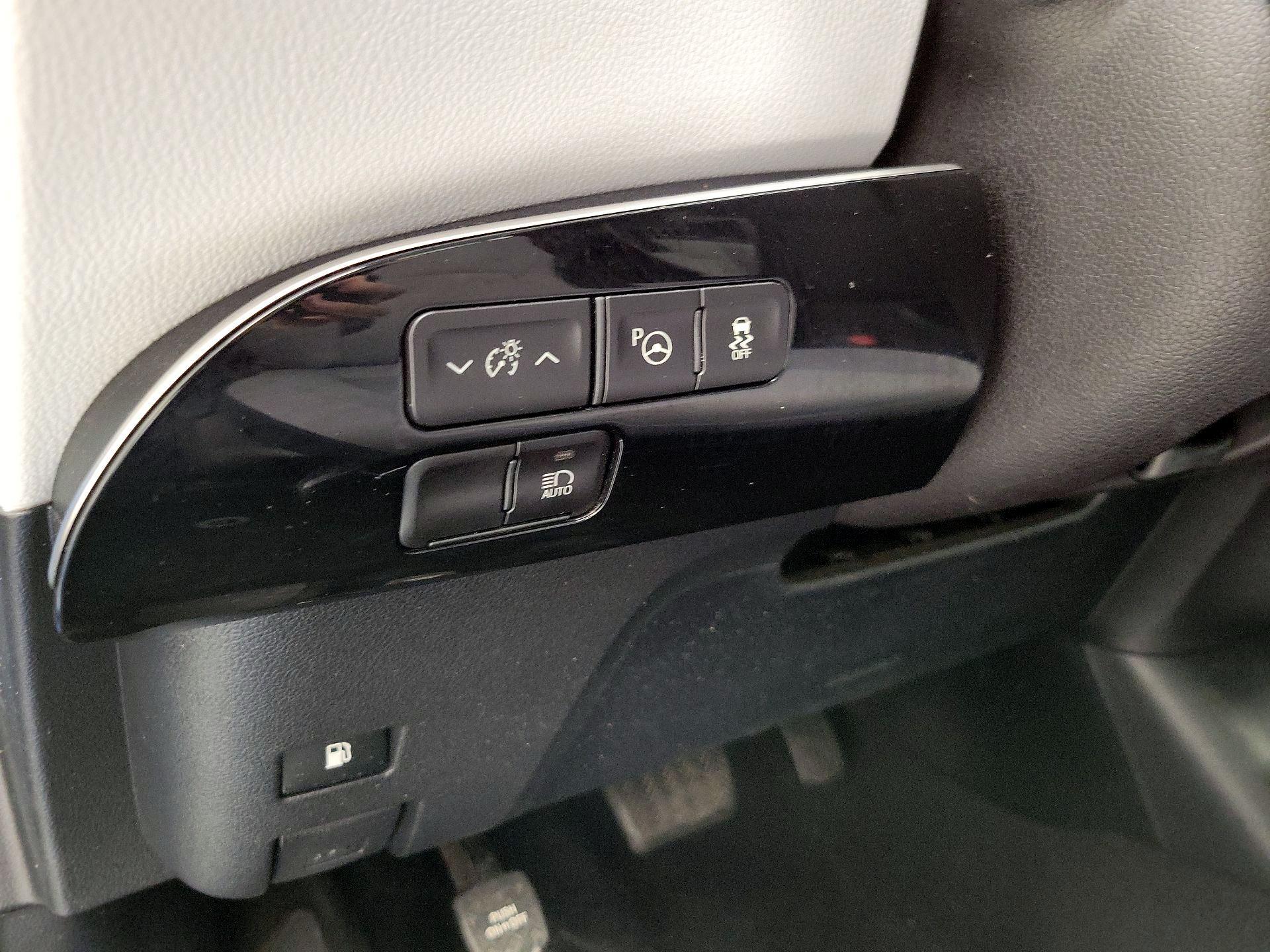 Thumbnail: 2019 Toyota Prius - 13