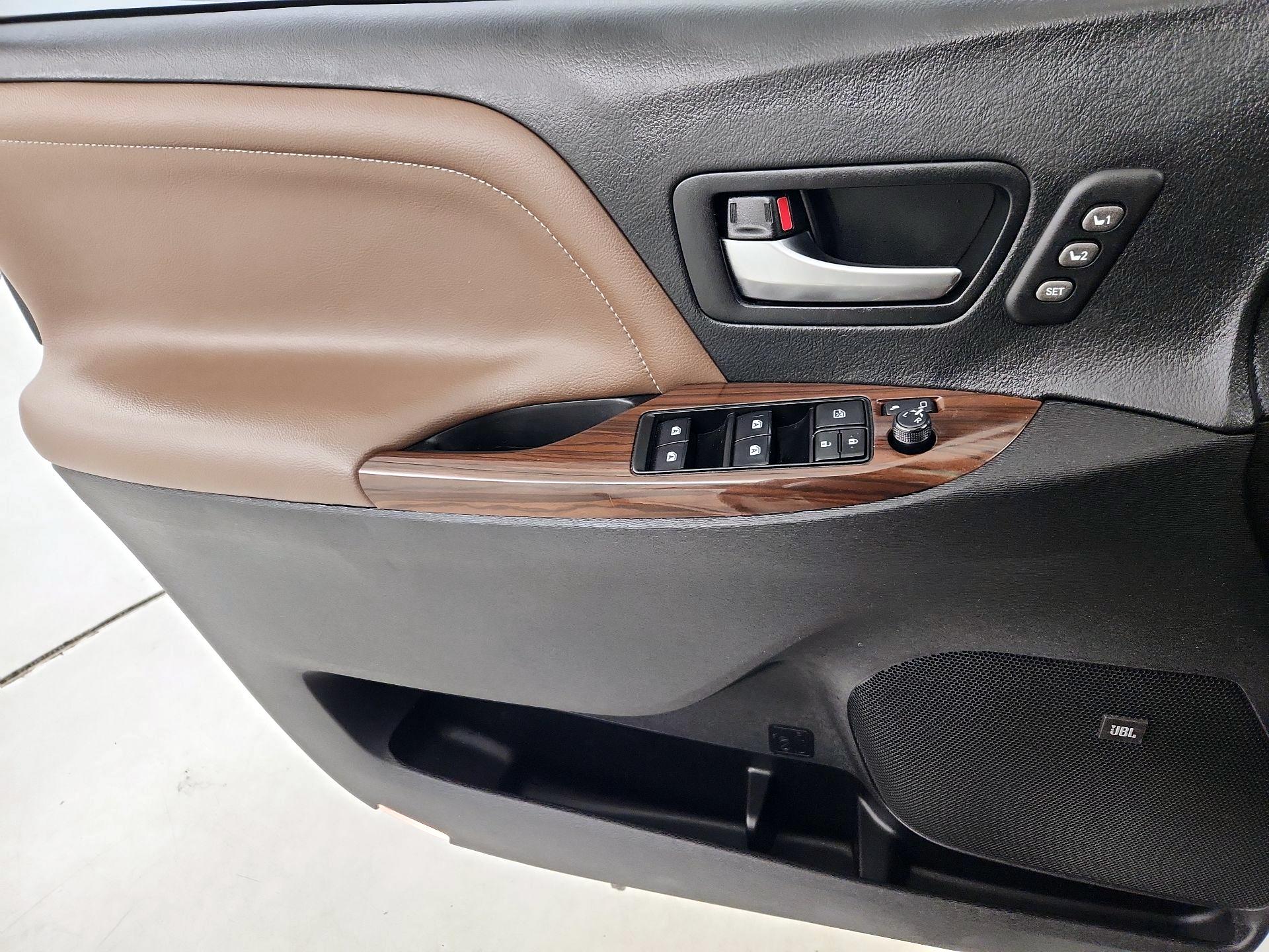 Thumbnail: 2020 Toyota Sienna - 12