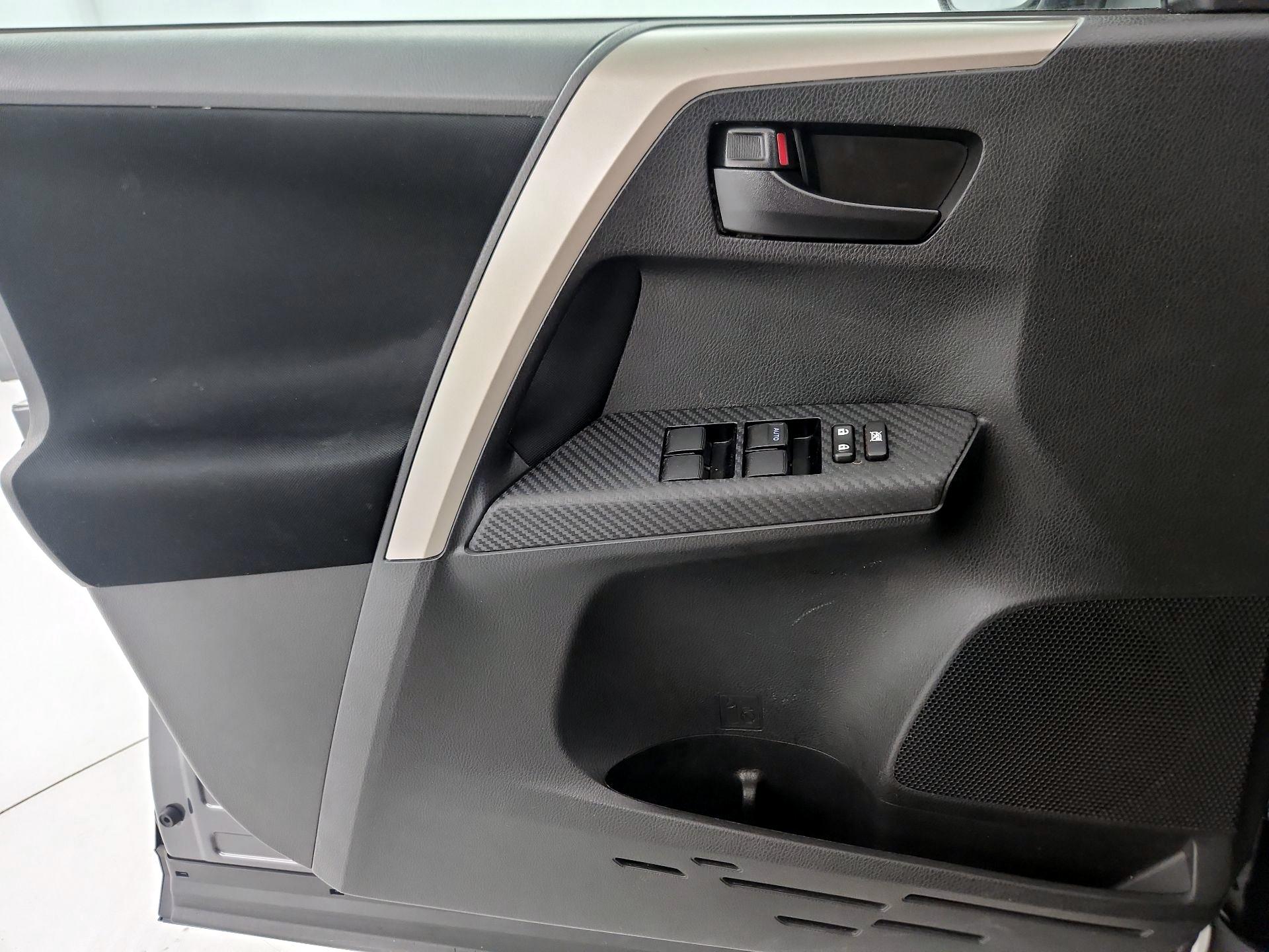 Thumbnail: 2015 Toyota RAV4 - 12