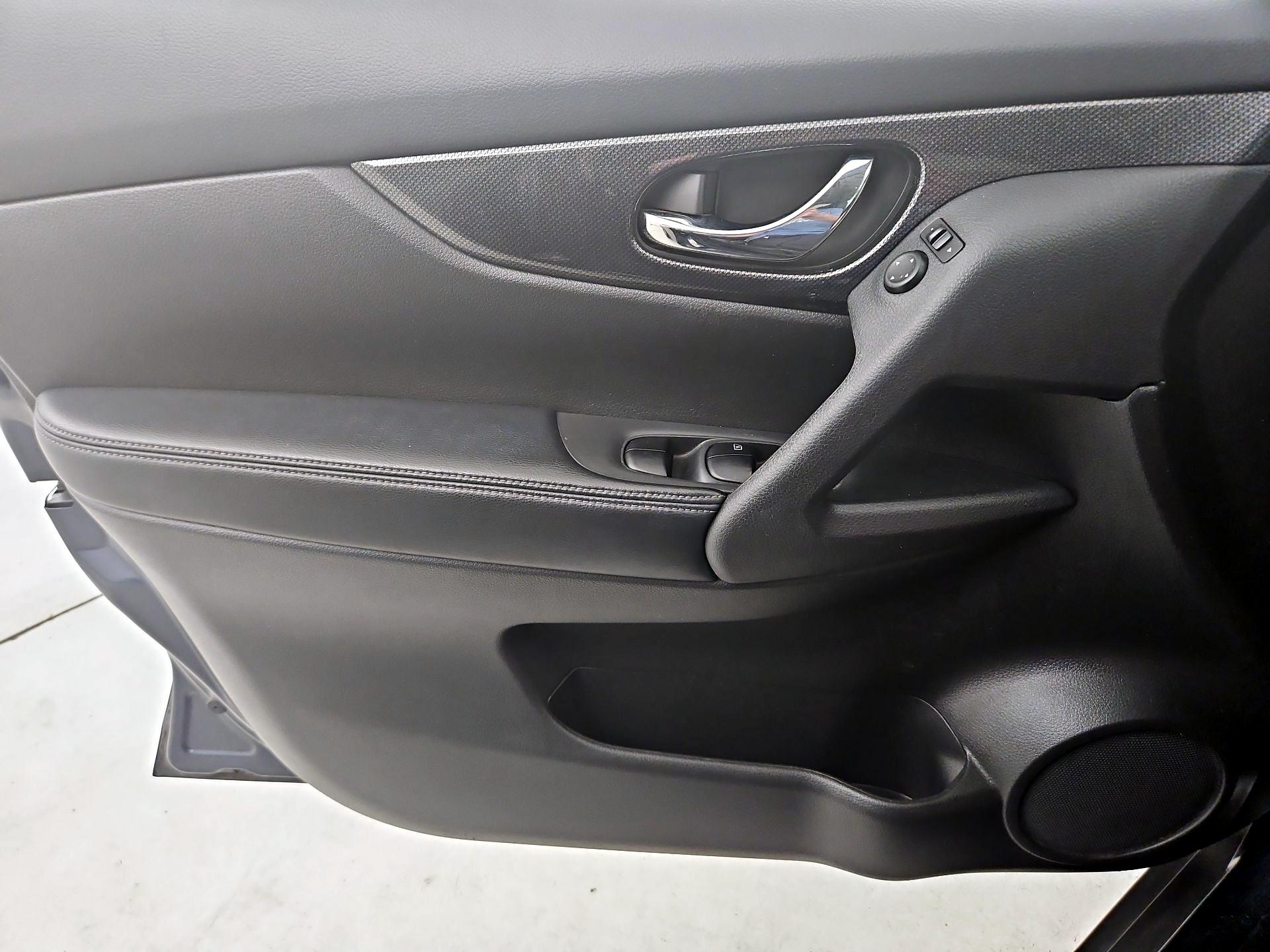 Thumbnail: 2016 Nissan Rogue - 12