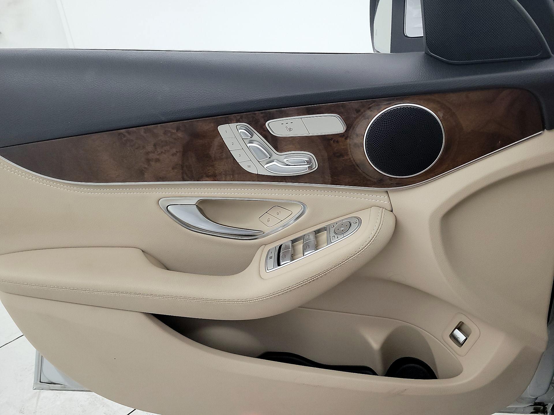 Thumbnail: 2016 Mercedes-Benz C-Class - 12