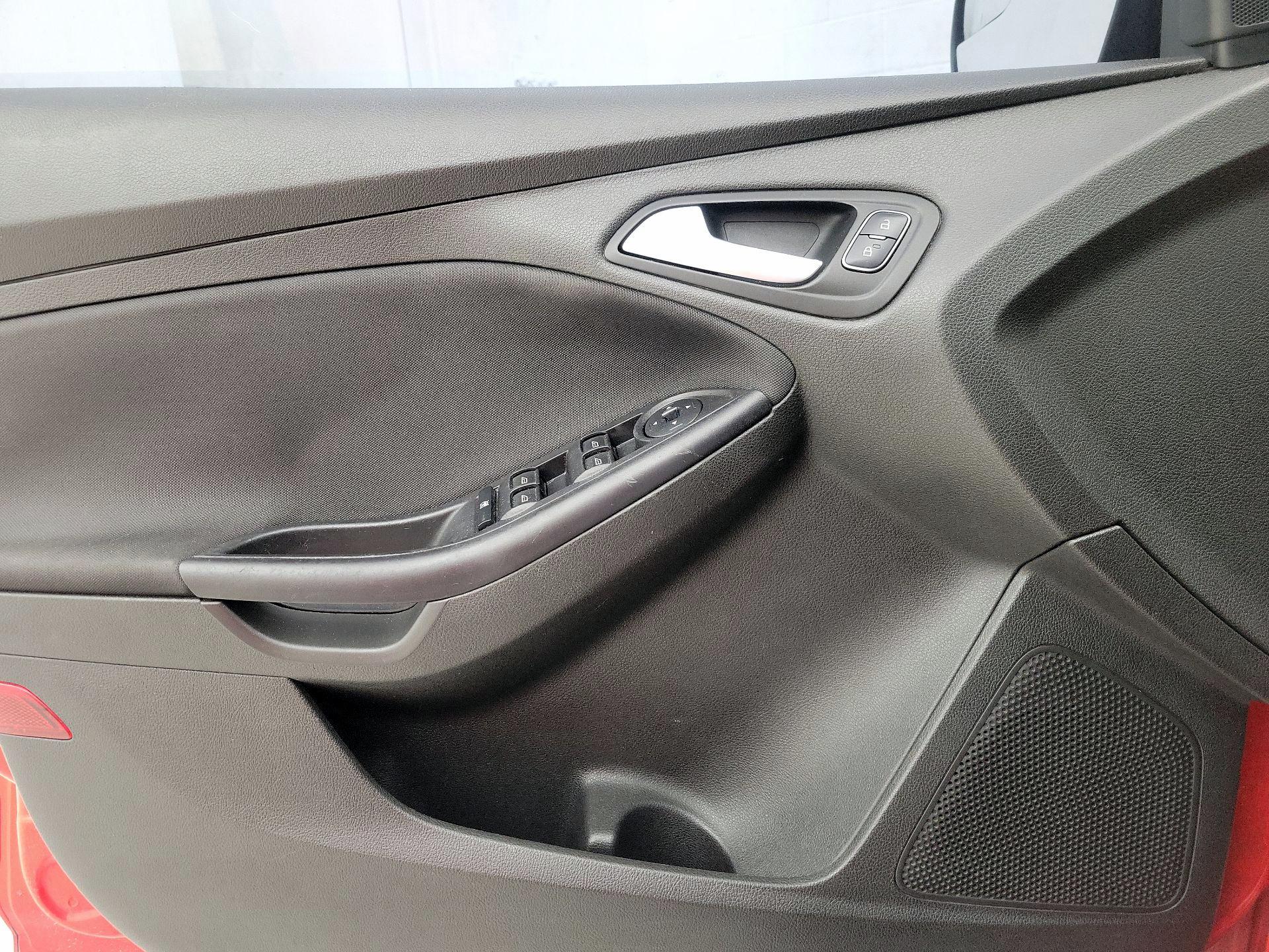 Thumbnail: 2015 Ford Focus - 12