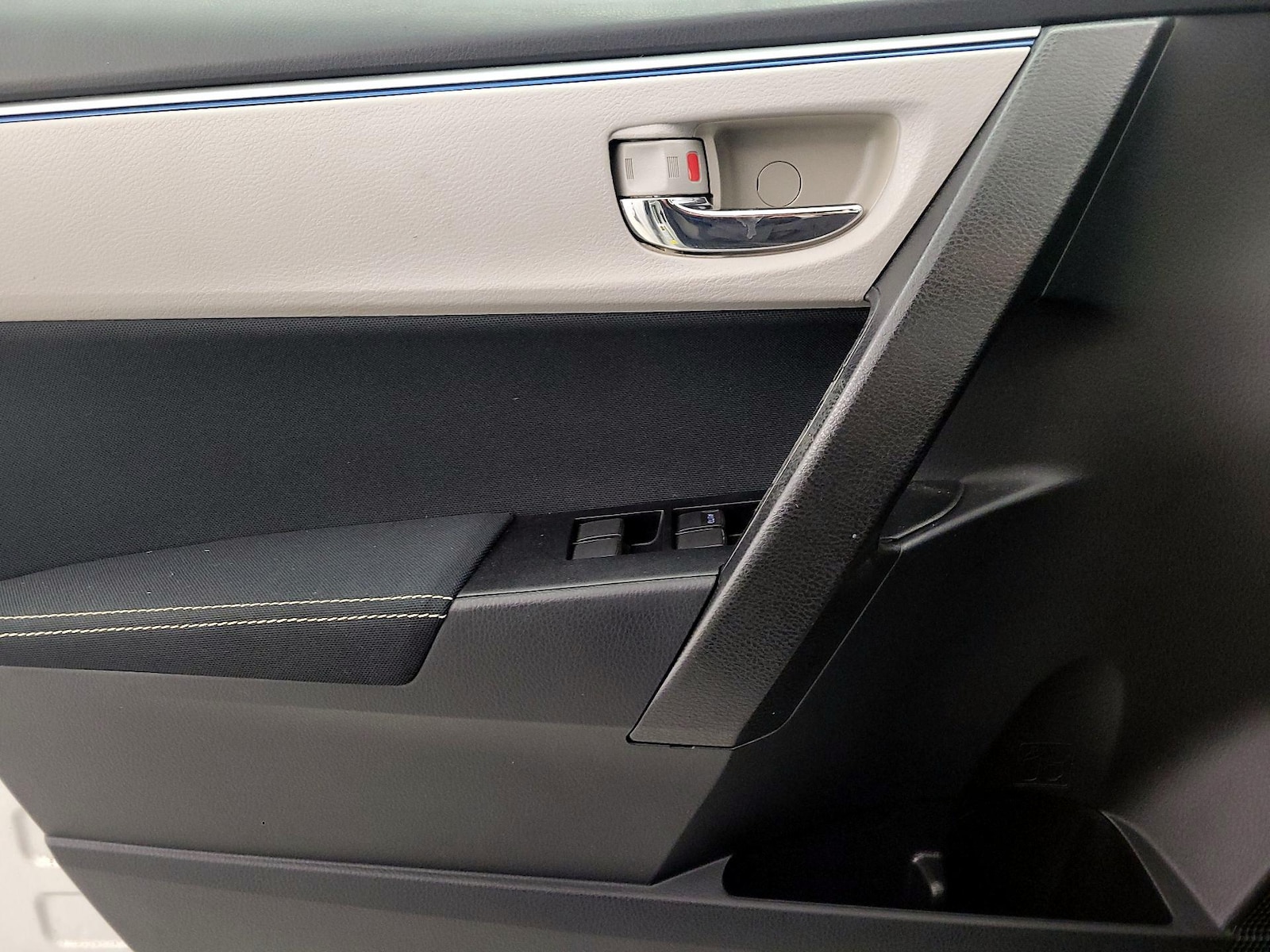 2016 Toyota Corolla LE - Photo 13