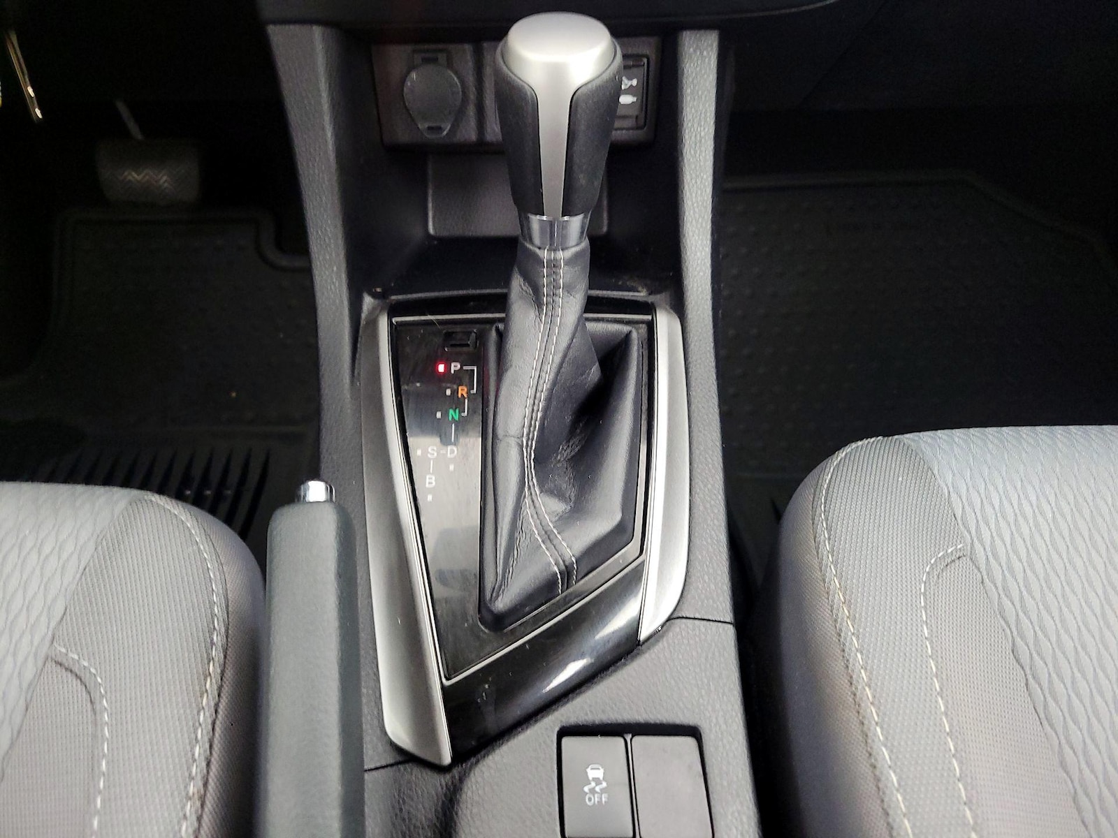 2016 Toyota Corolla LE - Photo 18