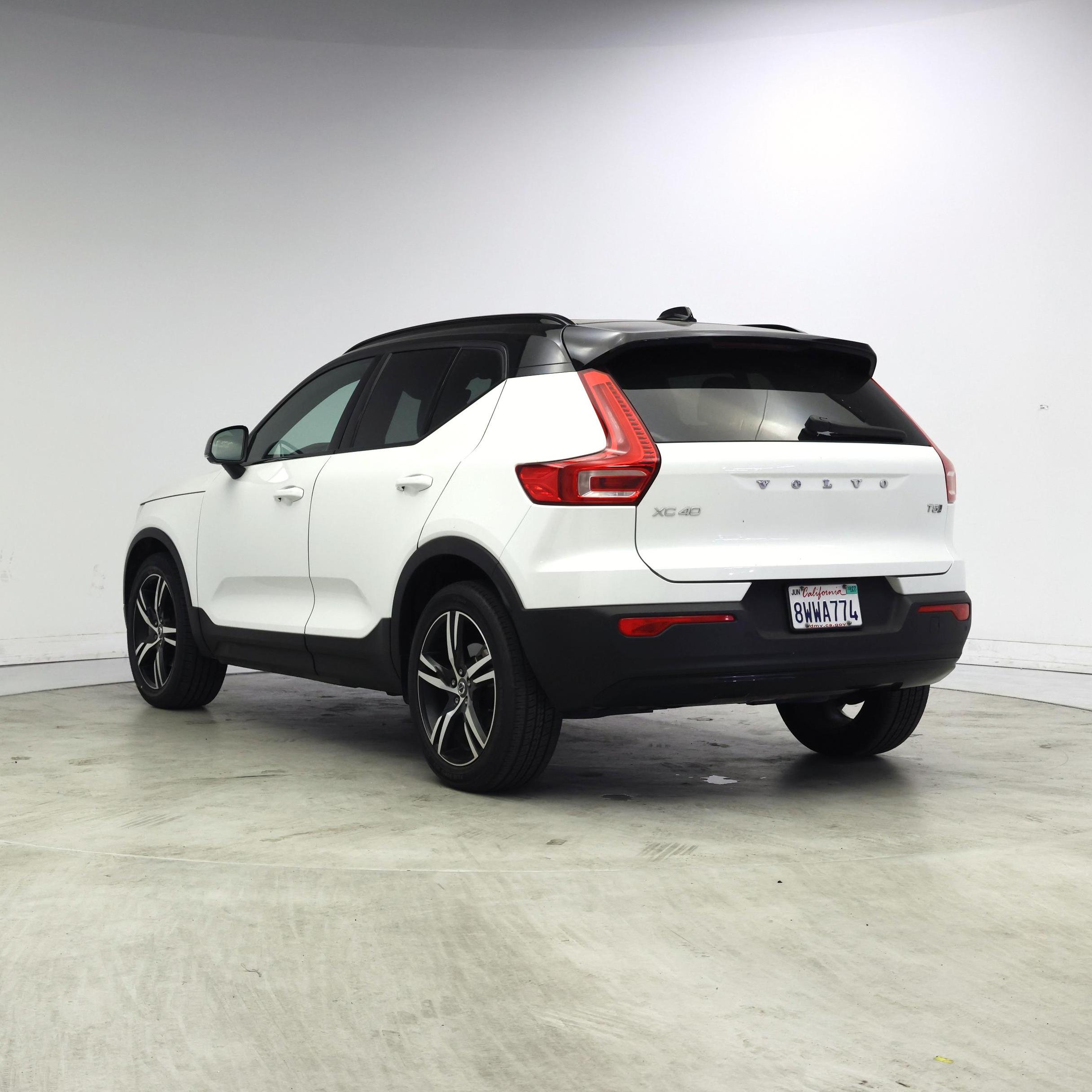 Thumbnail: 2021 Volvo XC40 - 2
