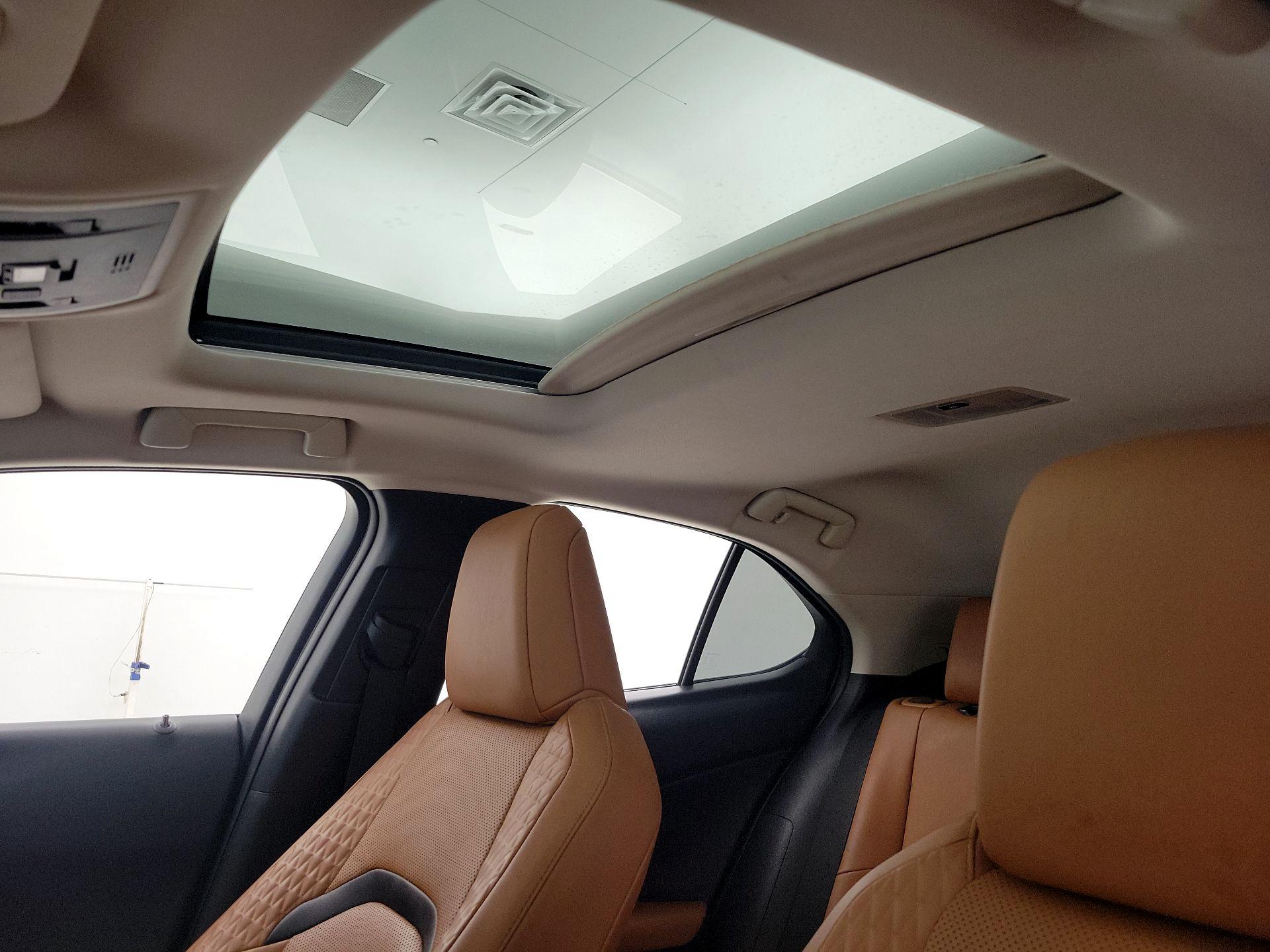 Thumbnail: 2019 Lexus UX - 19