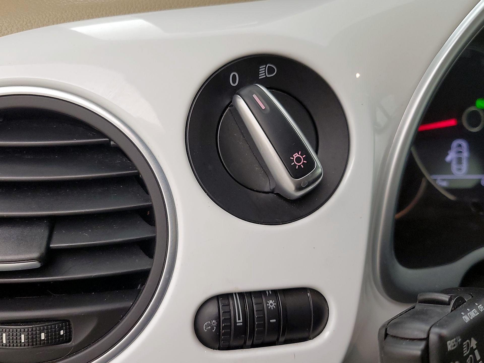 Thumbnail: 2018 Volkswagen Beetle - 13