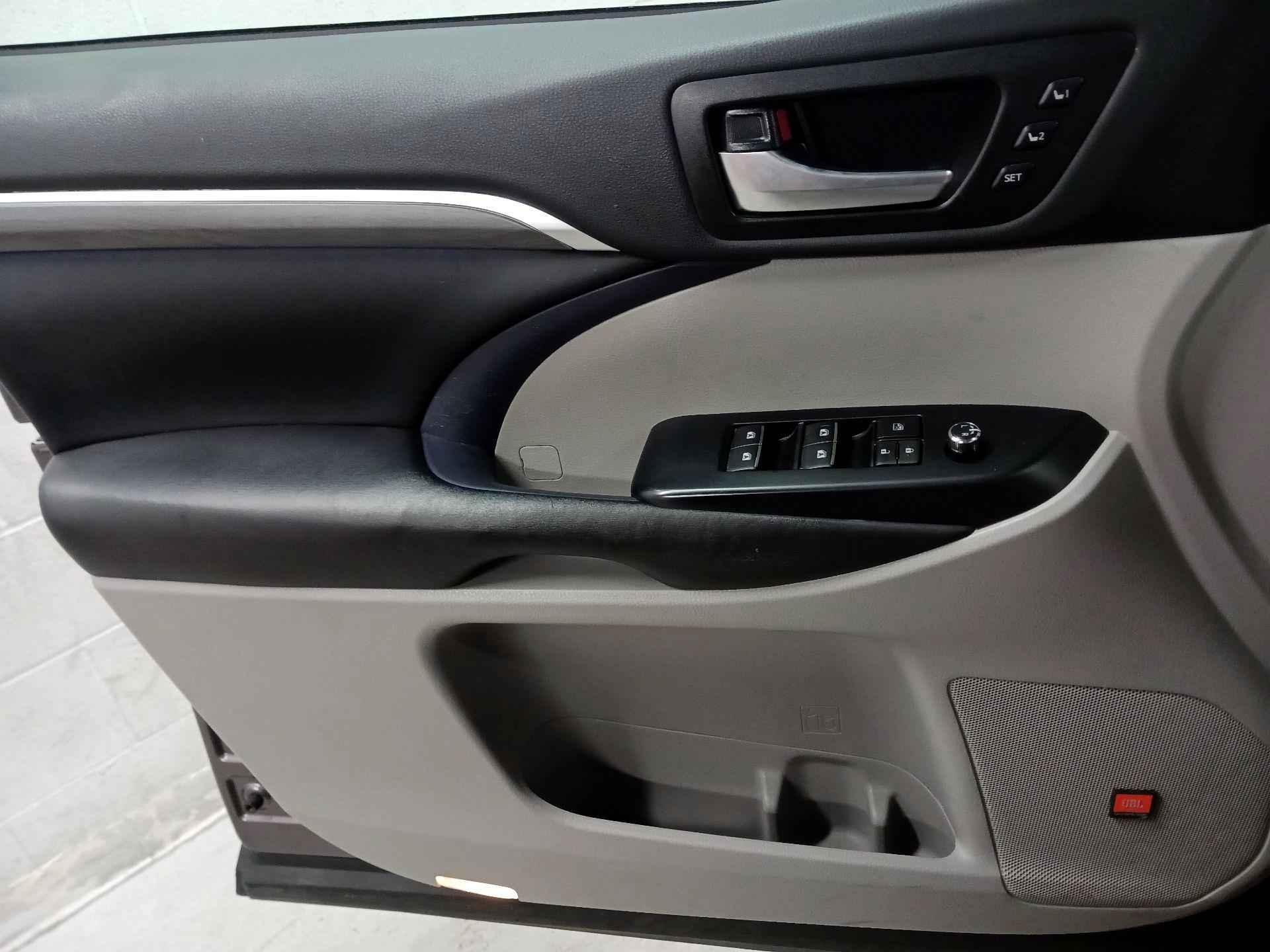 Thumbnail: 2019 Toyota Highlander - 12