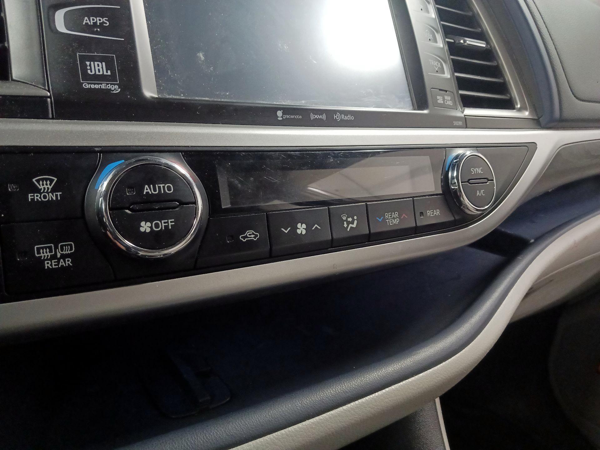 Thumbnail: 2019 Toyota Highlander - 16
