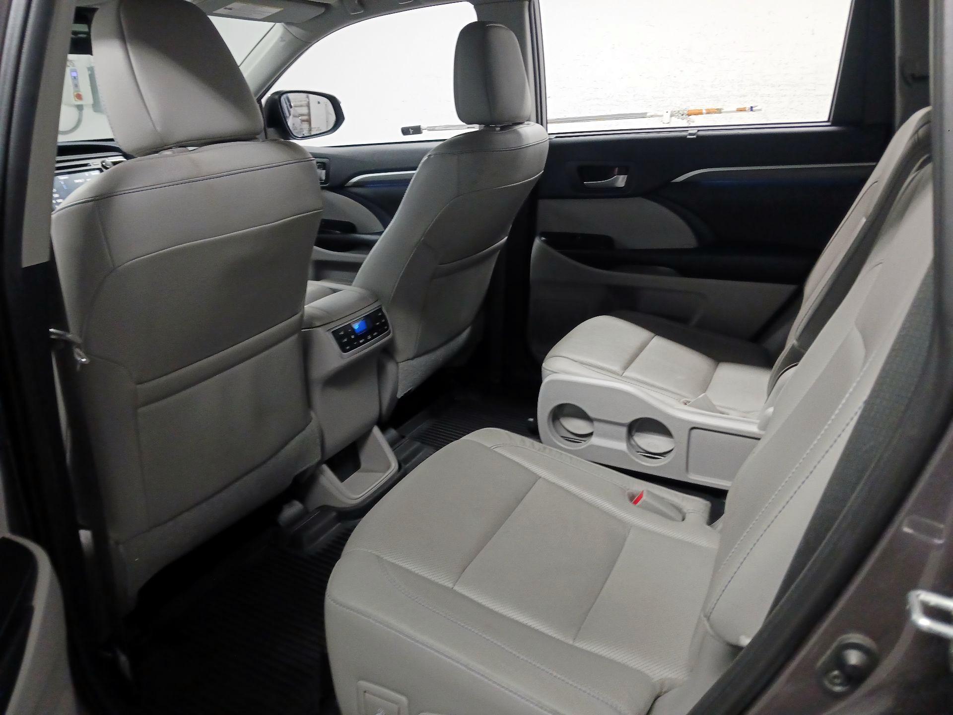 Thumbnail: 2019 Toyota Highlander - 19