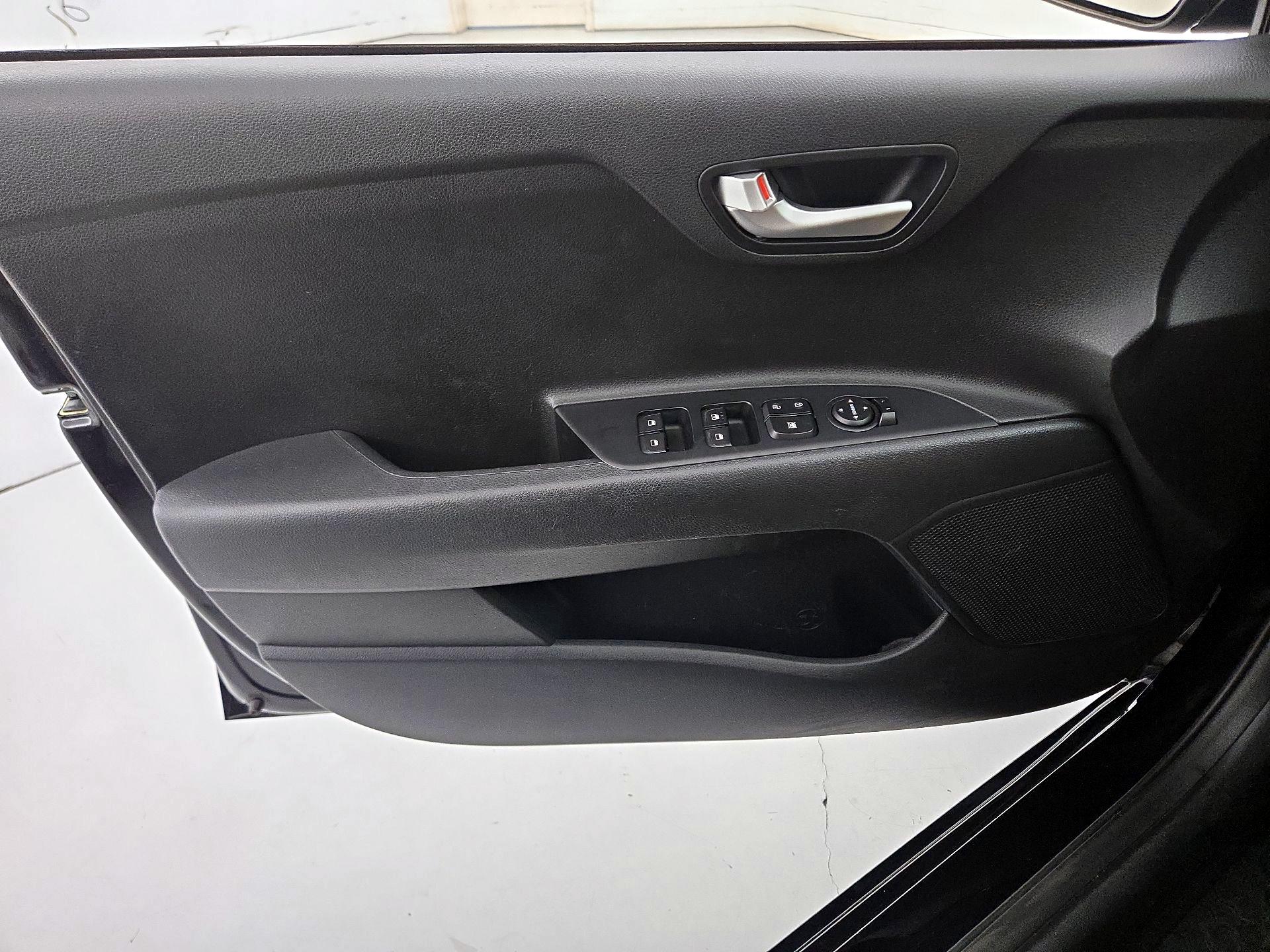 Thumbnail: 2021 Kia Rio - 12