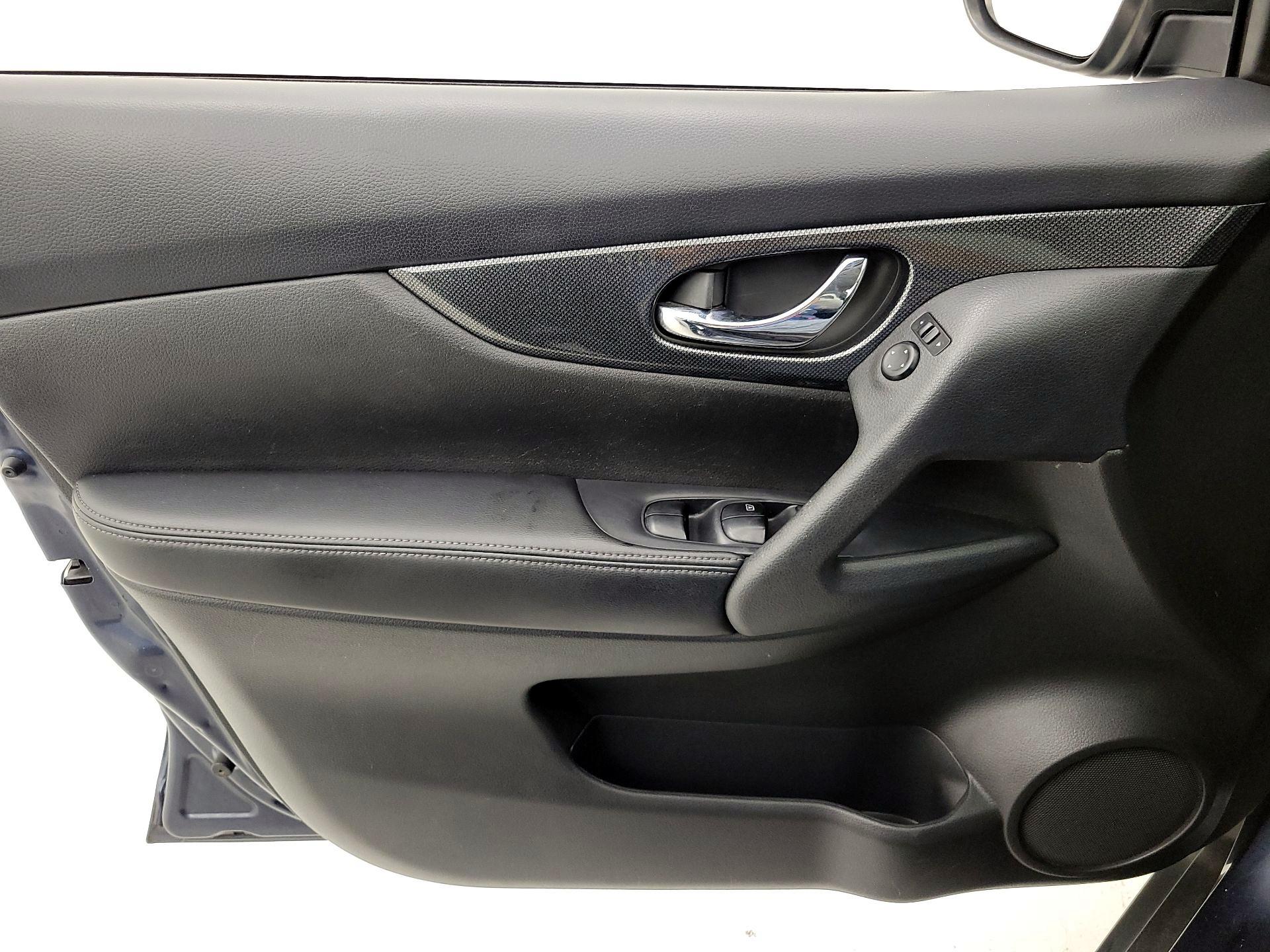 Thumbnail: 2015 Nissan Rogue - 12