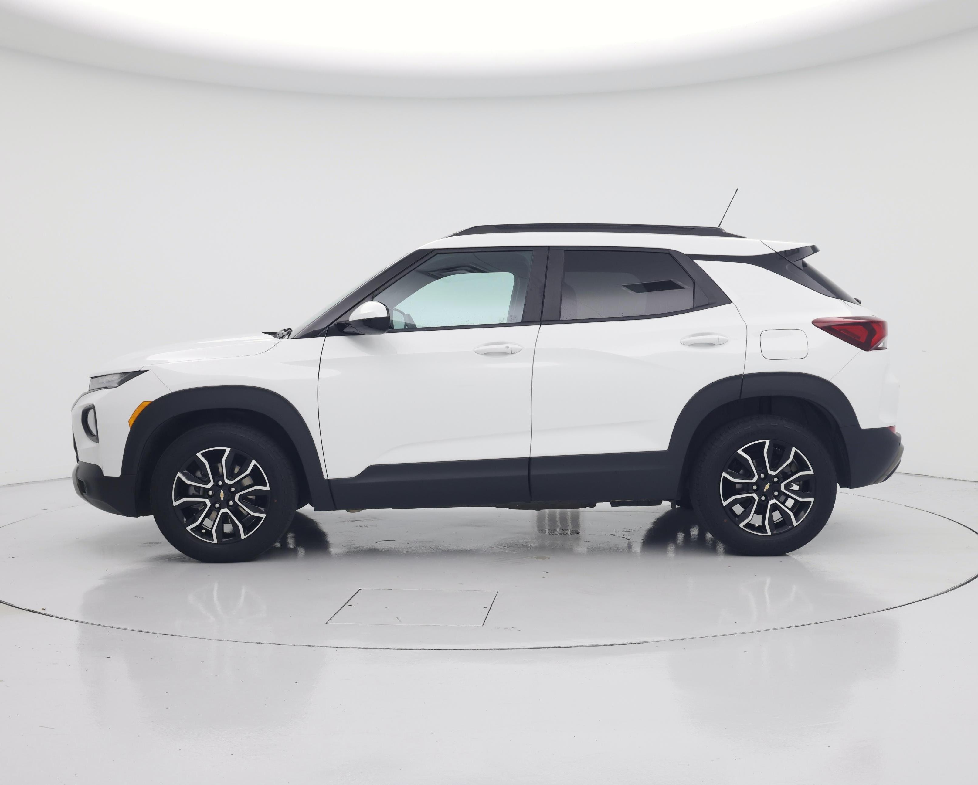 Thumbnail: 2023 Chevrolet TrailBlazer - 3