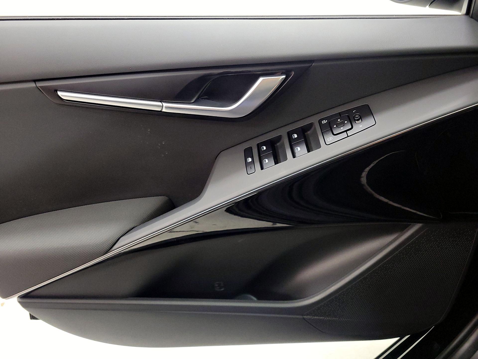 Thumbnail: 2024 Kia Niro - 12