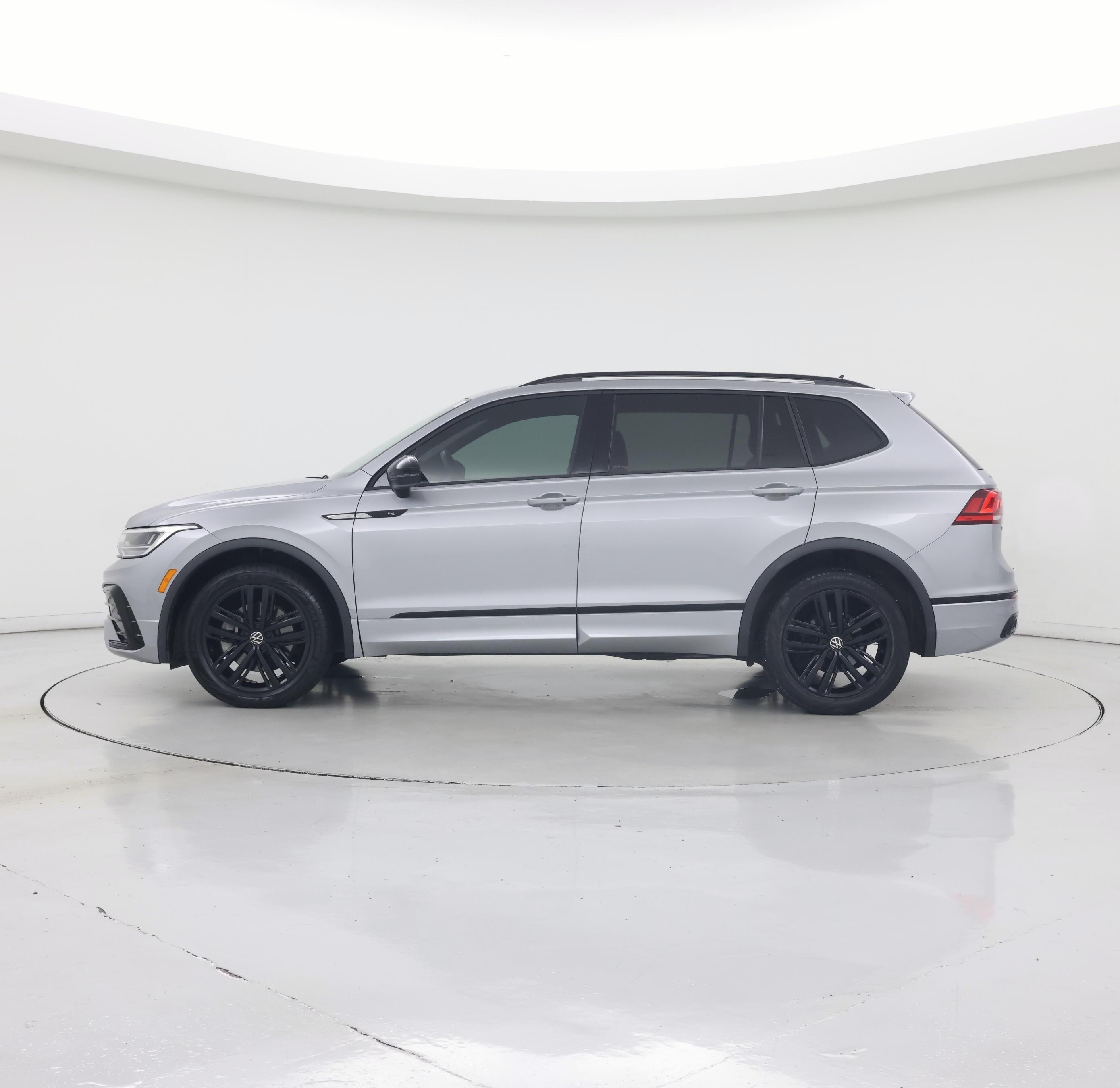 Thumbnail: 2022 Volkswagen Tiguan - 3
