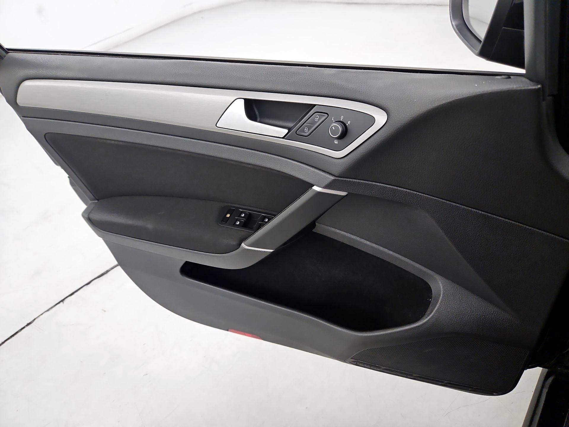 Thumbnail: 2016 Volkswagen Golf - 12