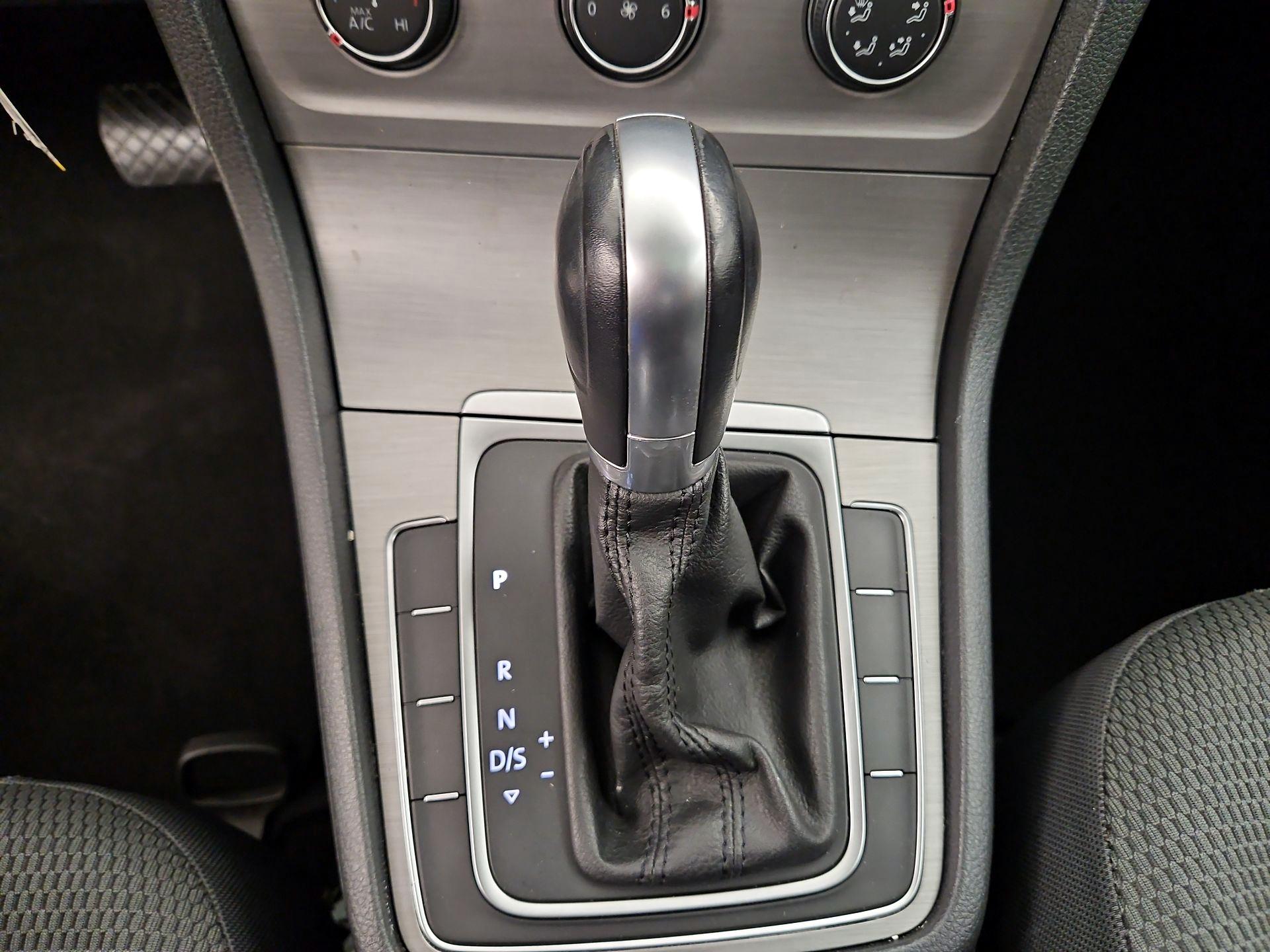 Thumbnail: 2016 Volkswagen Golf - 17