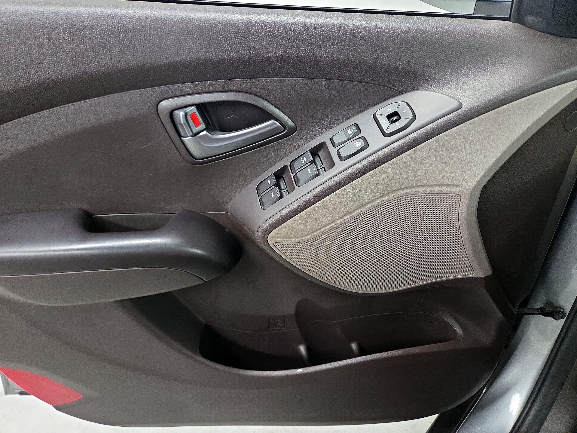 Thumbnail: 2015 Hyundai Tucson - 12
