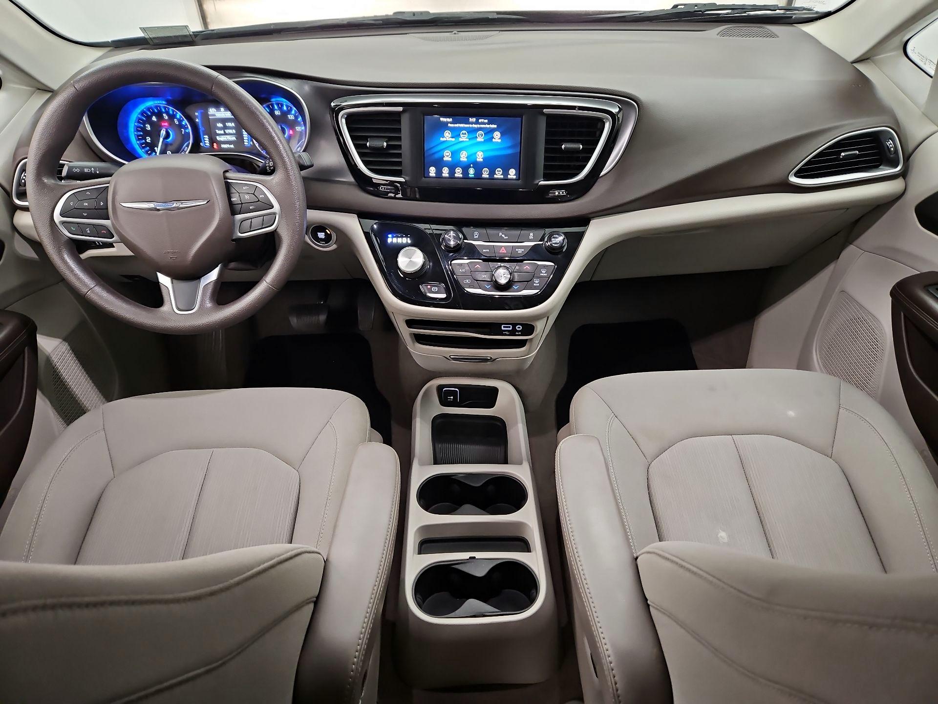Thumbnail: 2020 Chrysler Voyager - 9