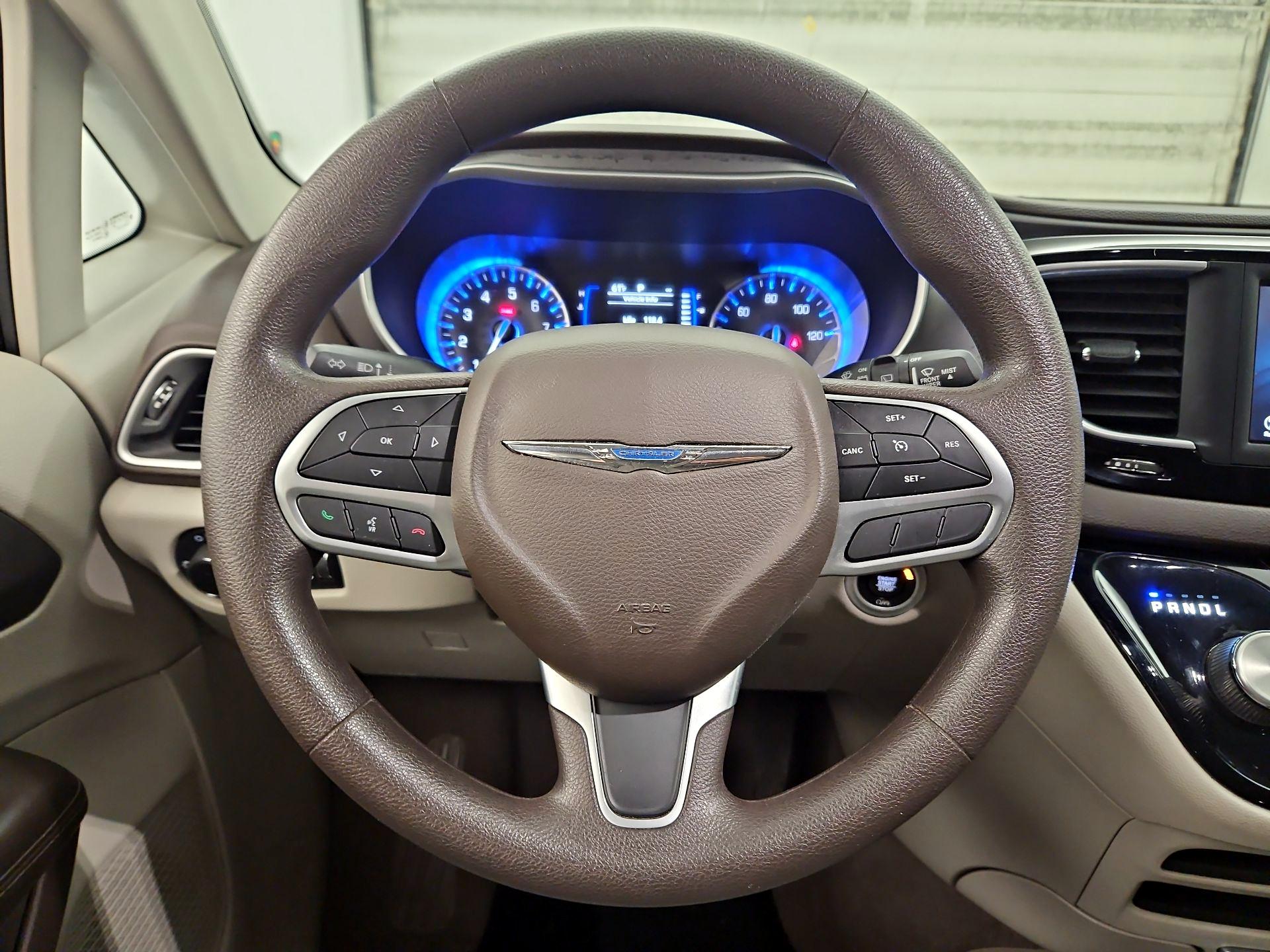 Thumbnail: 2020 Chrysler Voyager - 10