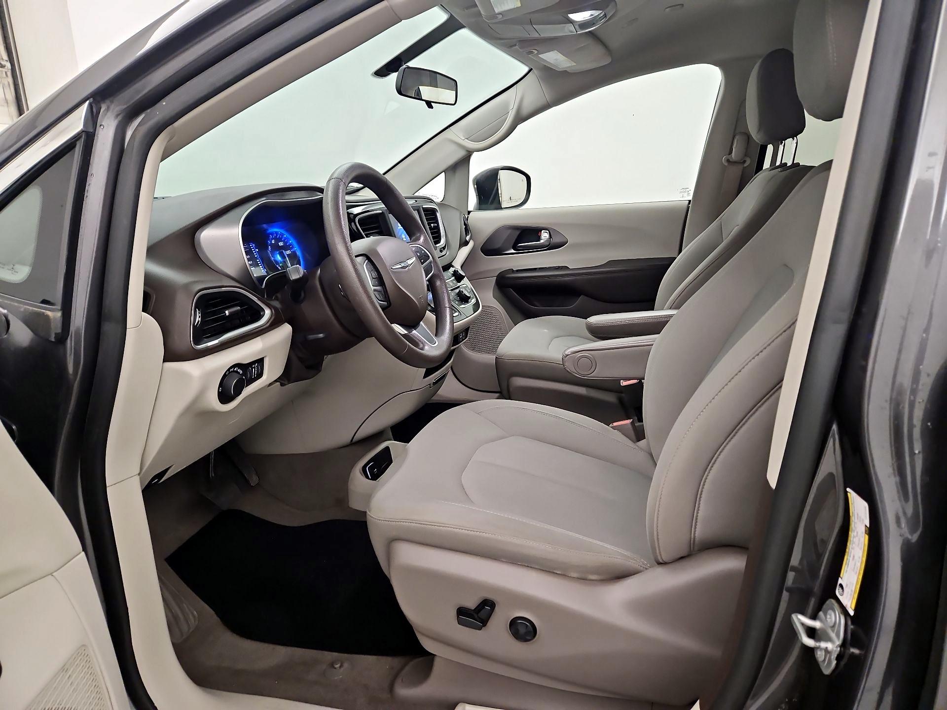 Thumbnail: 2020 Chrysler Voyager - 11
