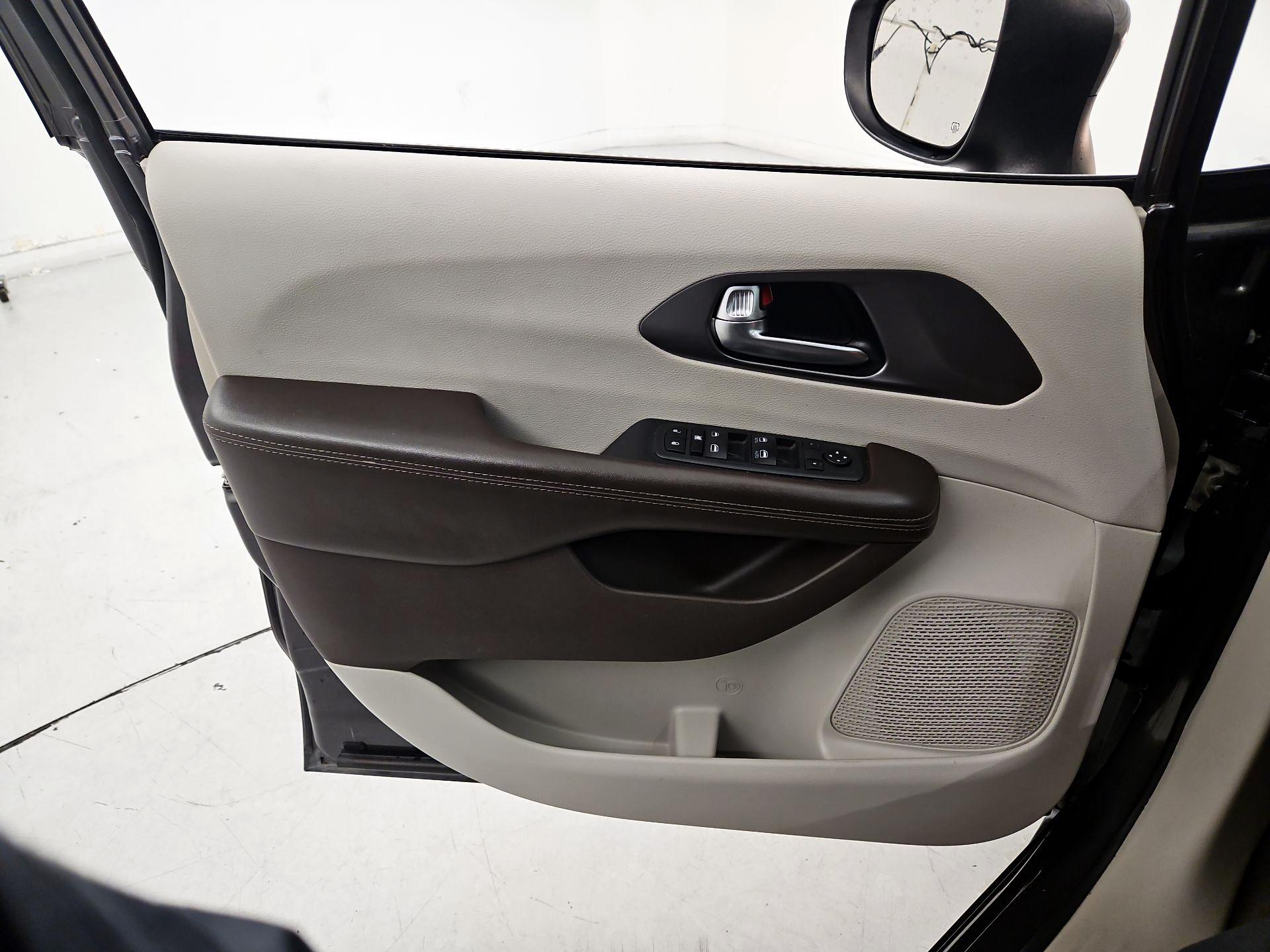 Thumbnail: 2020 Chrysler Voyager - 12