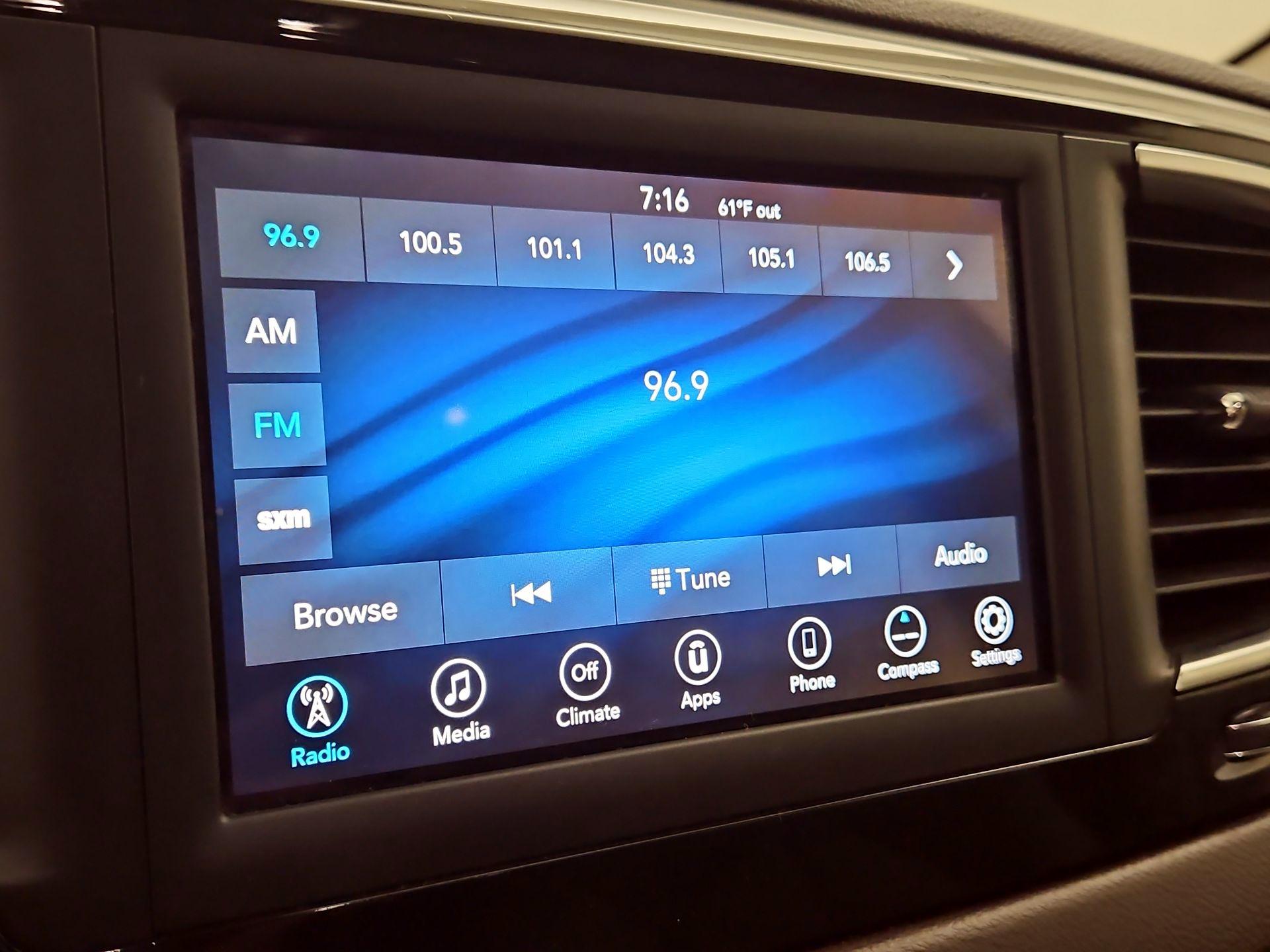 Thumbnail: 2020 Chrysler Voyager - 15
