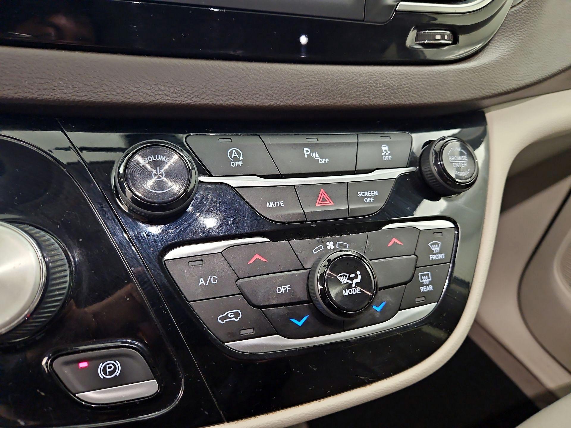 Thumbnail: 2020 Chrysler Voyager - 16