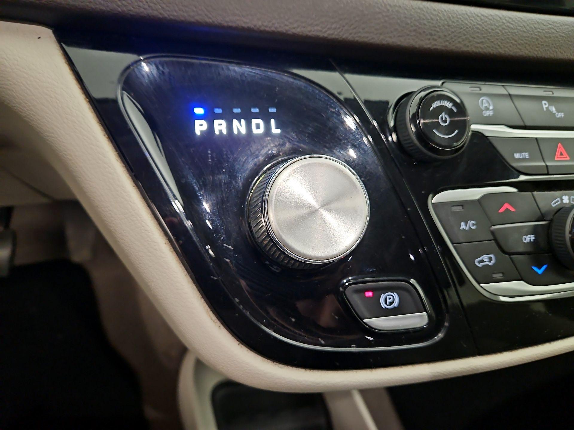 Thumbnail: 2020 Chrysler Voyager - 17