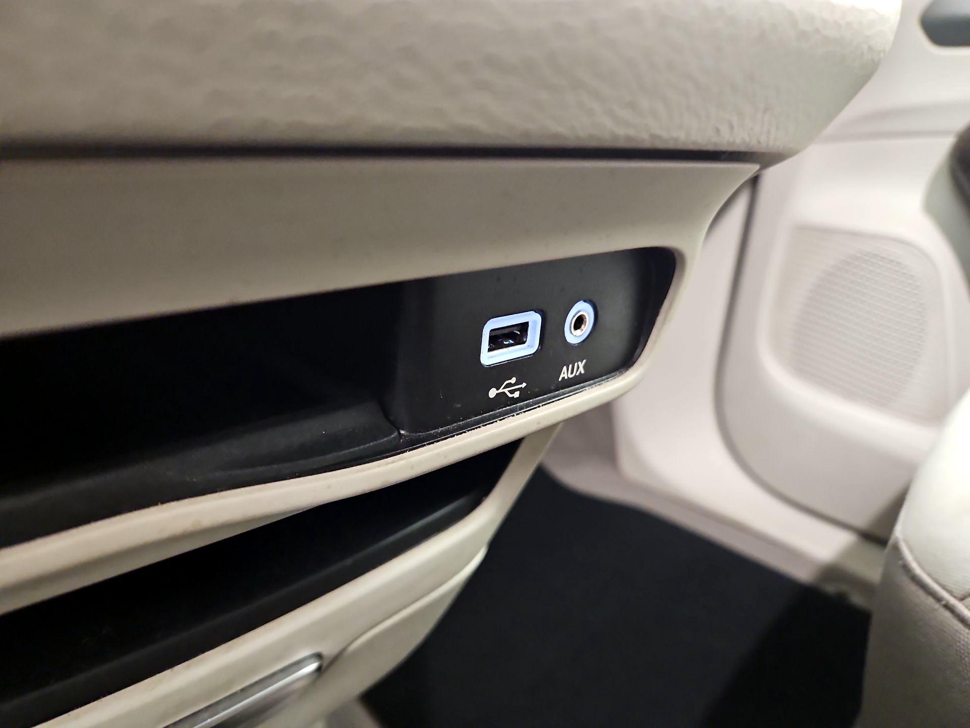 Thumbnail: 2020 Chrysler Voyager - 18