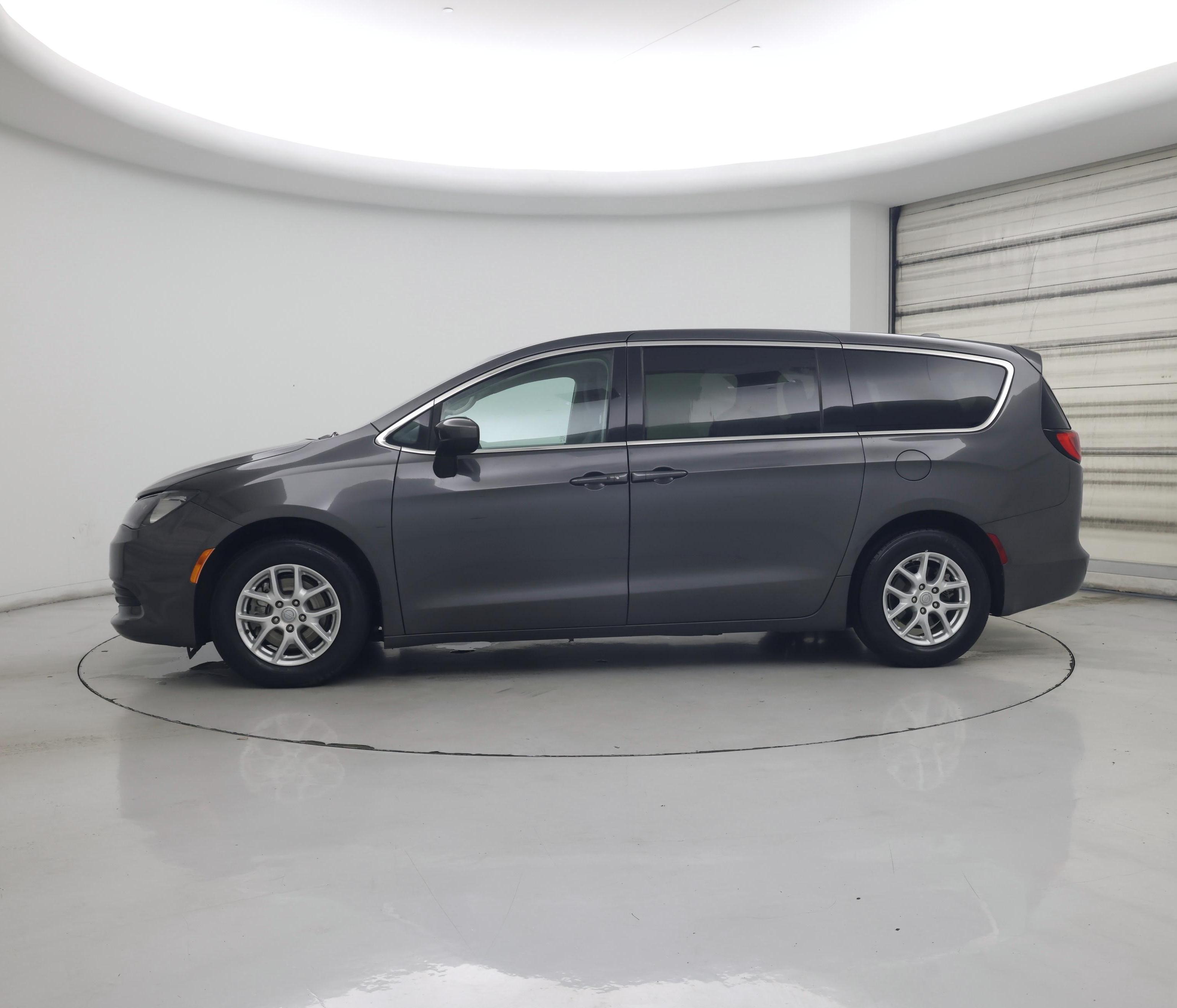 Thumbnail: 2020 Chrysler Voyager - 3