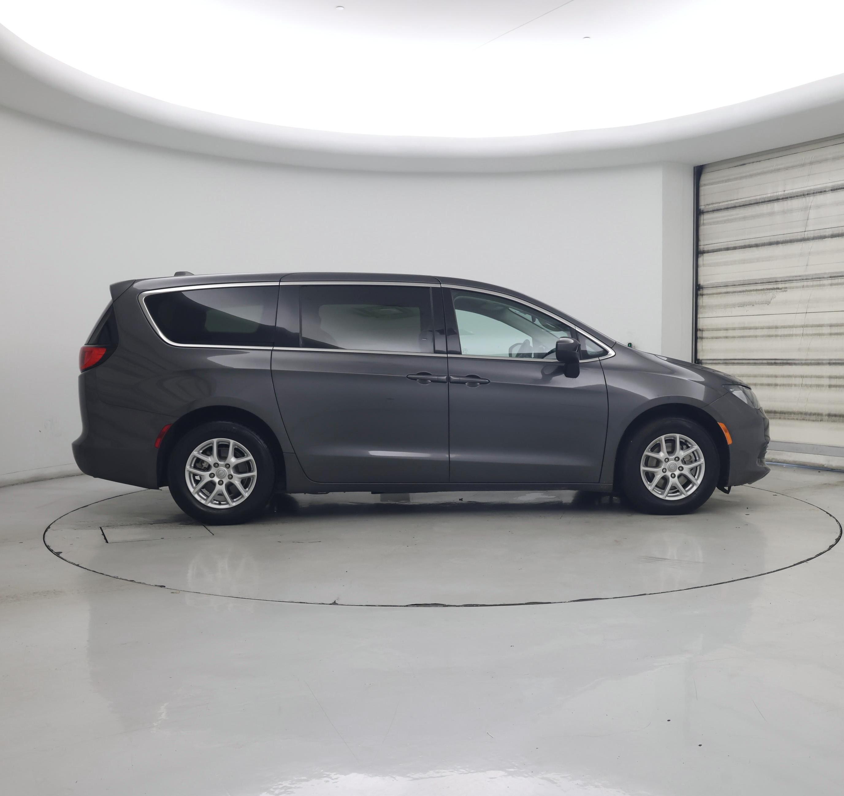 Thumbnail: 2020 Chrysler Voyager - 7
