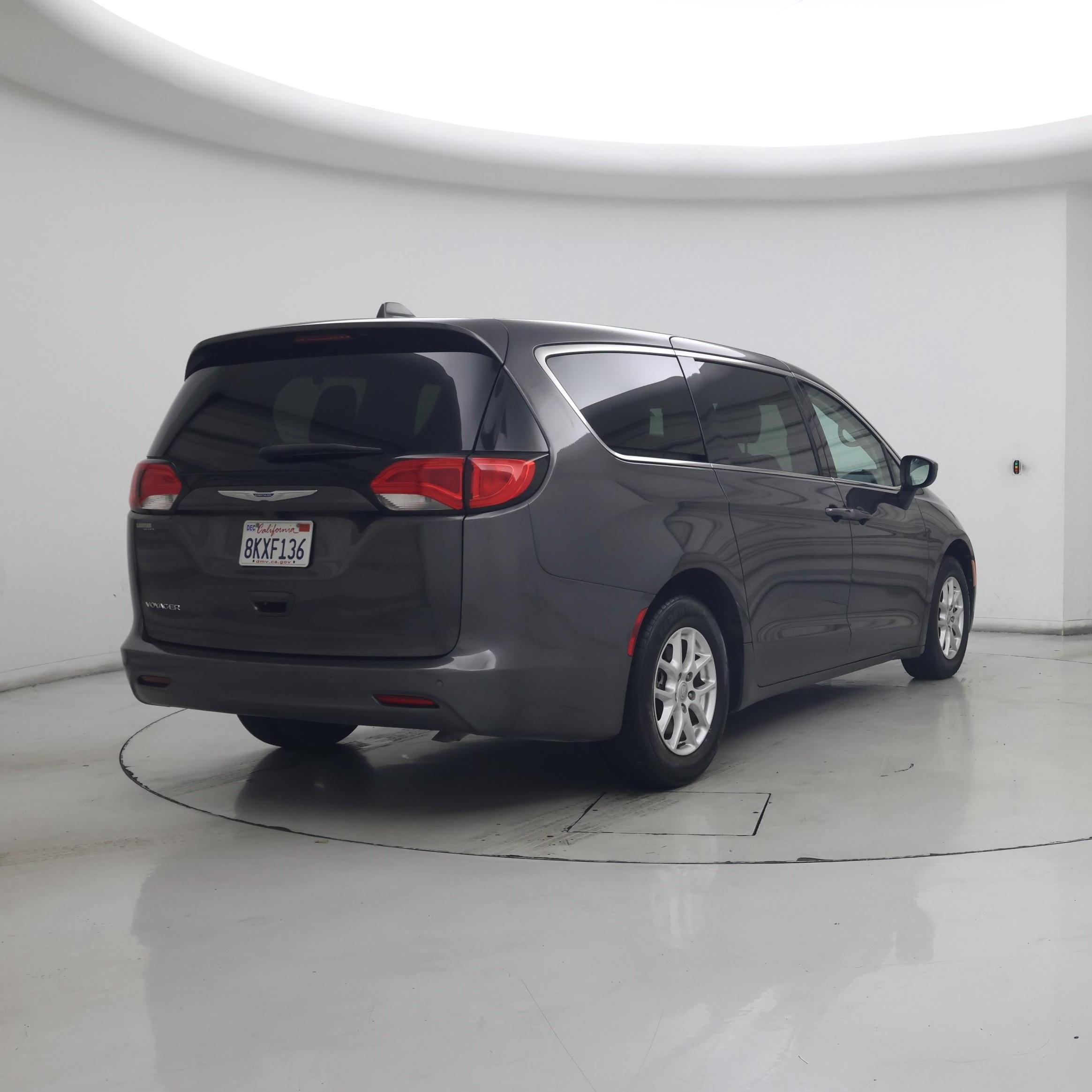 Thumbnail: 2020 Chrysler Voyager - 8